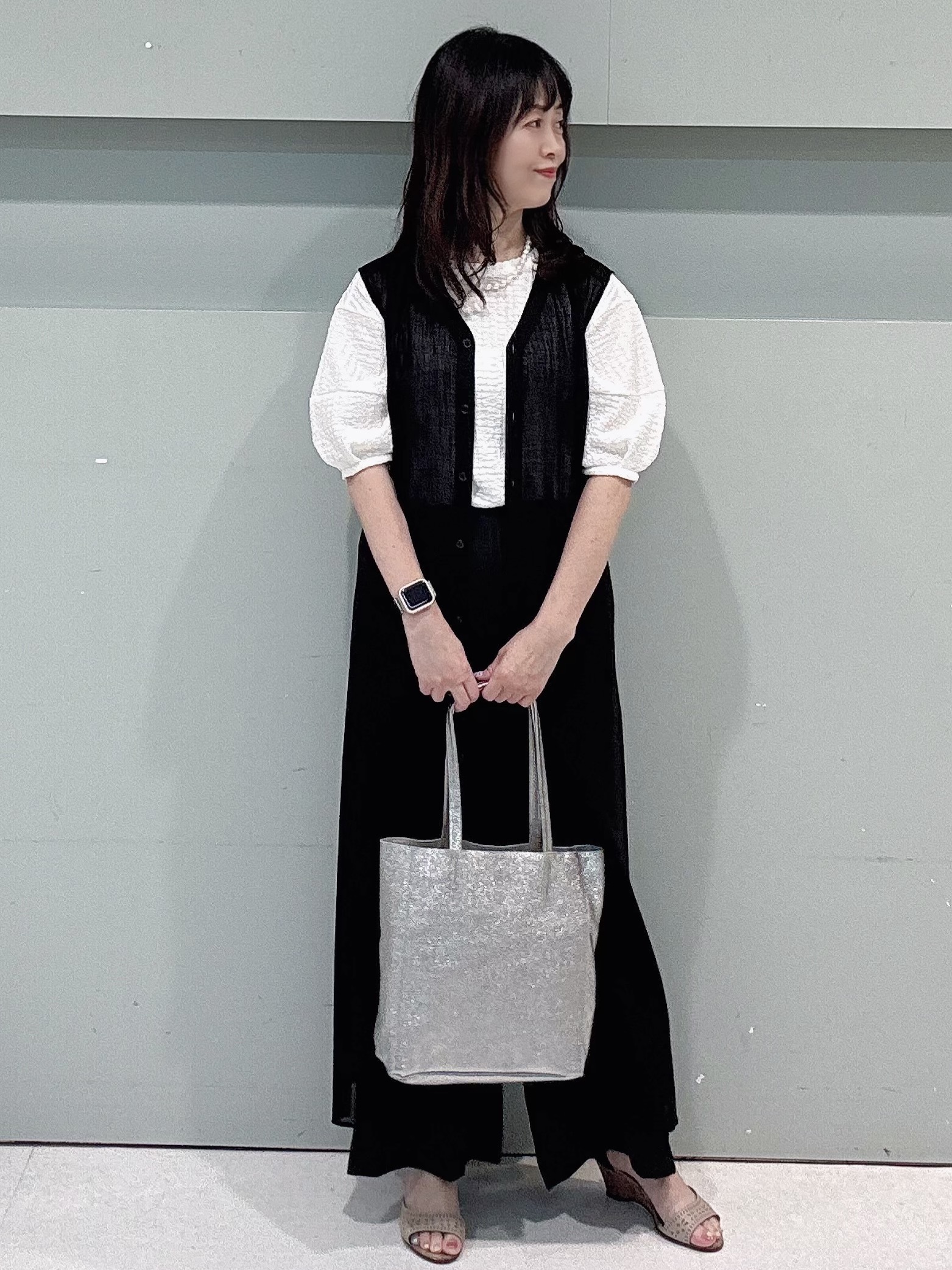 makiさんの「UNTITLED｜【通気性/前開きボタン】シアーVネックワンピース」を使ったコーディネート