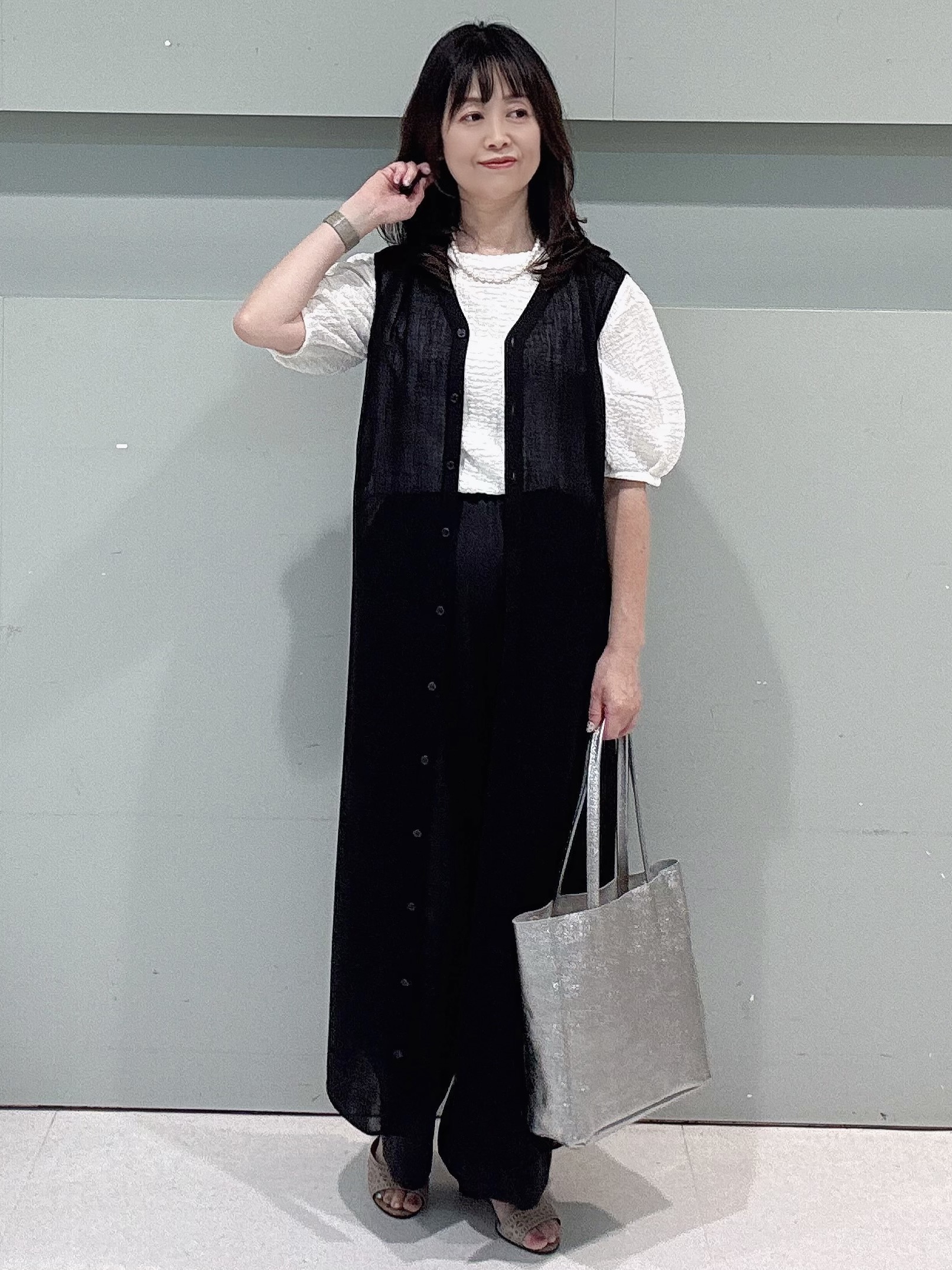 makiさんの「UNTITLED｜【通気性/前開きボタン】シアーVネックワンピース」を使ったコーディネート
