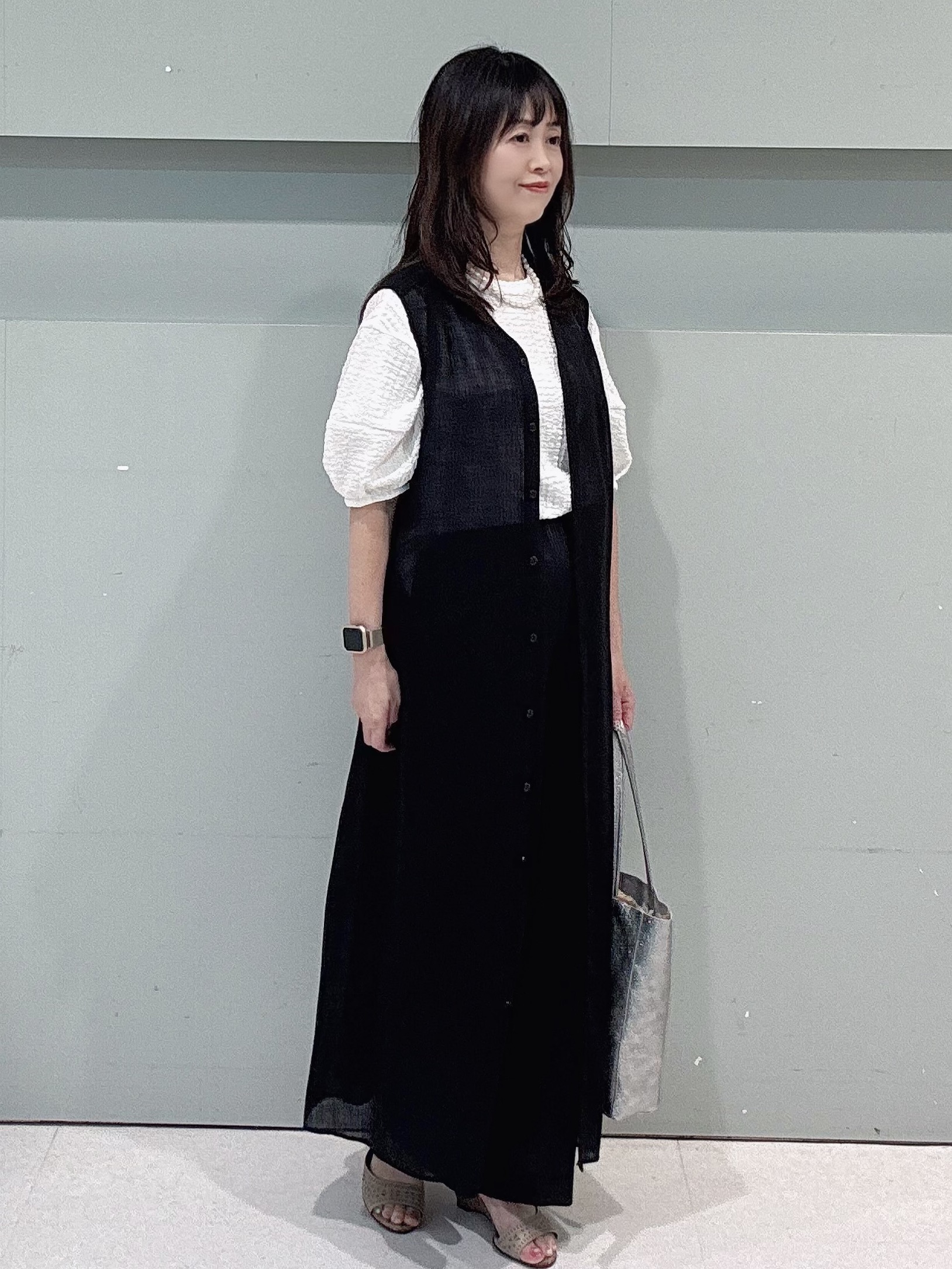 makiさんの「UNTITLED｜【通気性/前開きボタン】シアーVネックワンピース」を使ったコーディネート