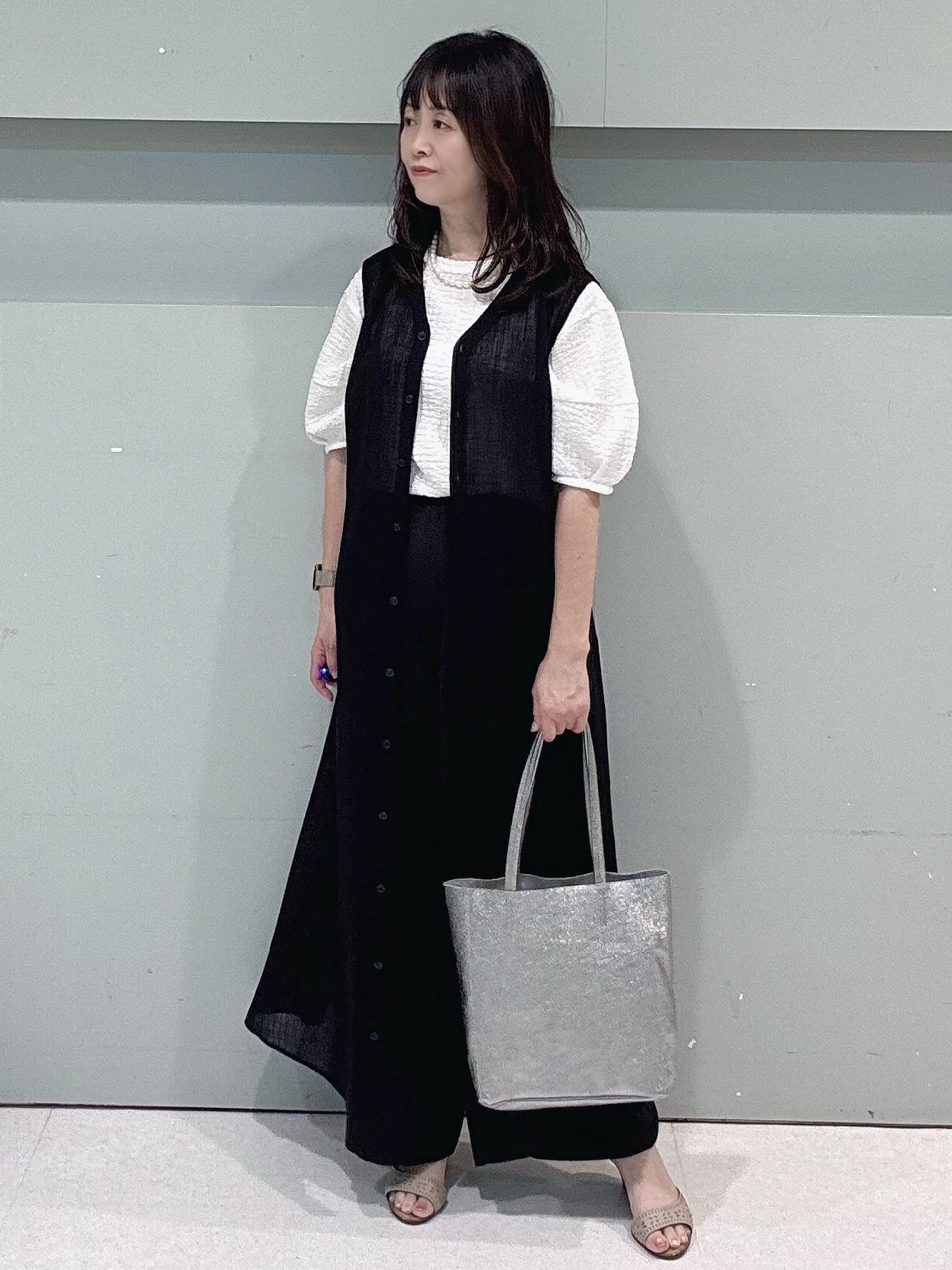 makiさんの「UNTITLED｜【通気性/前開きボタン】シアーVネックワンピース」を使ったコーディネート