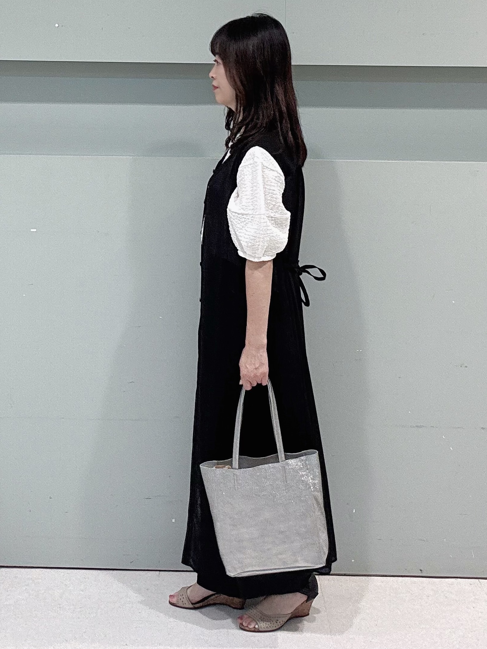 makiさんの「UNTITLED｜【通気性/前開きボタン】シアーVネックワンピース」を使ったコーディネート