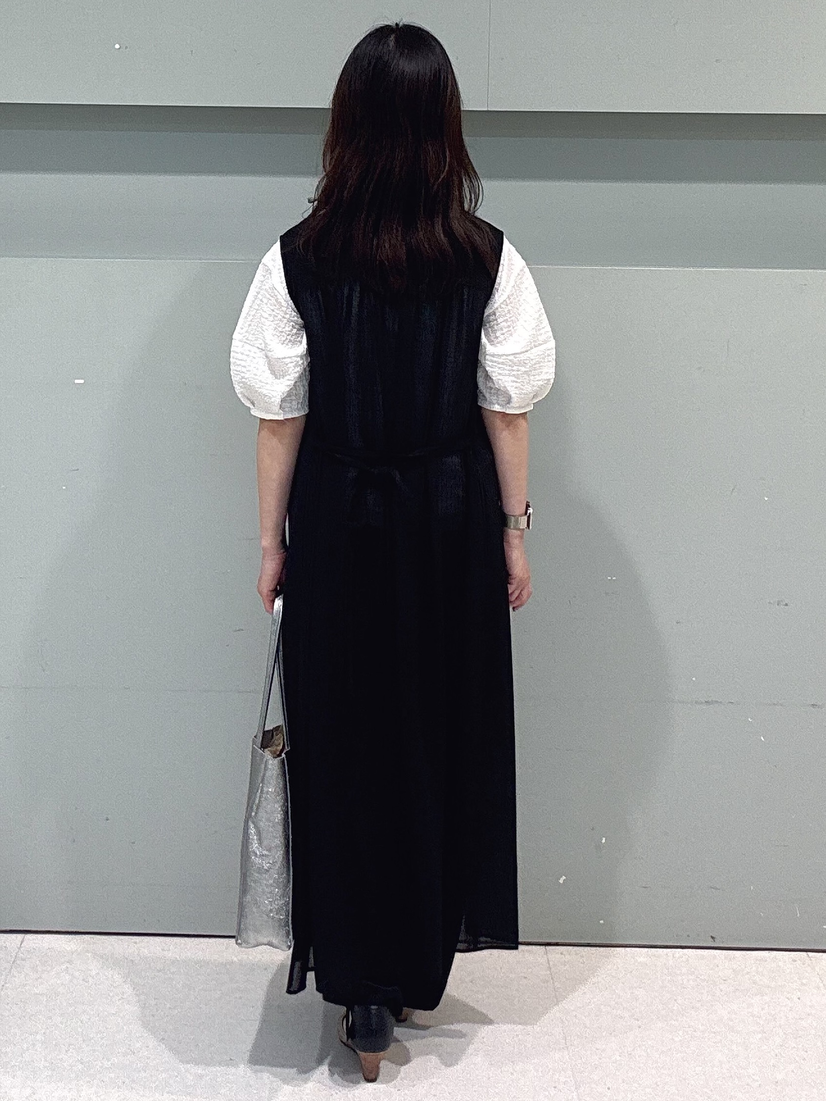 makiさんの「UNTITLED｜【通気性/前開きボタン】シアーVネックワンピース」を使ったコーディネート