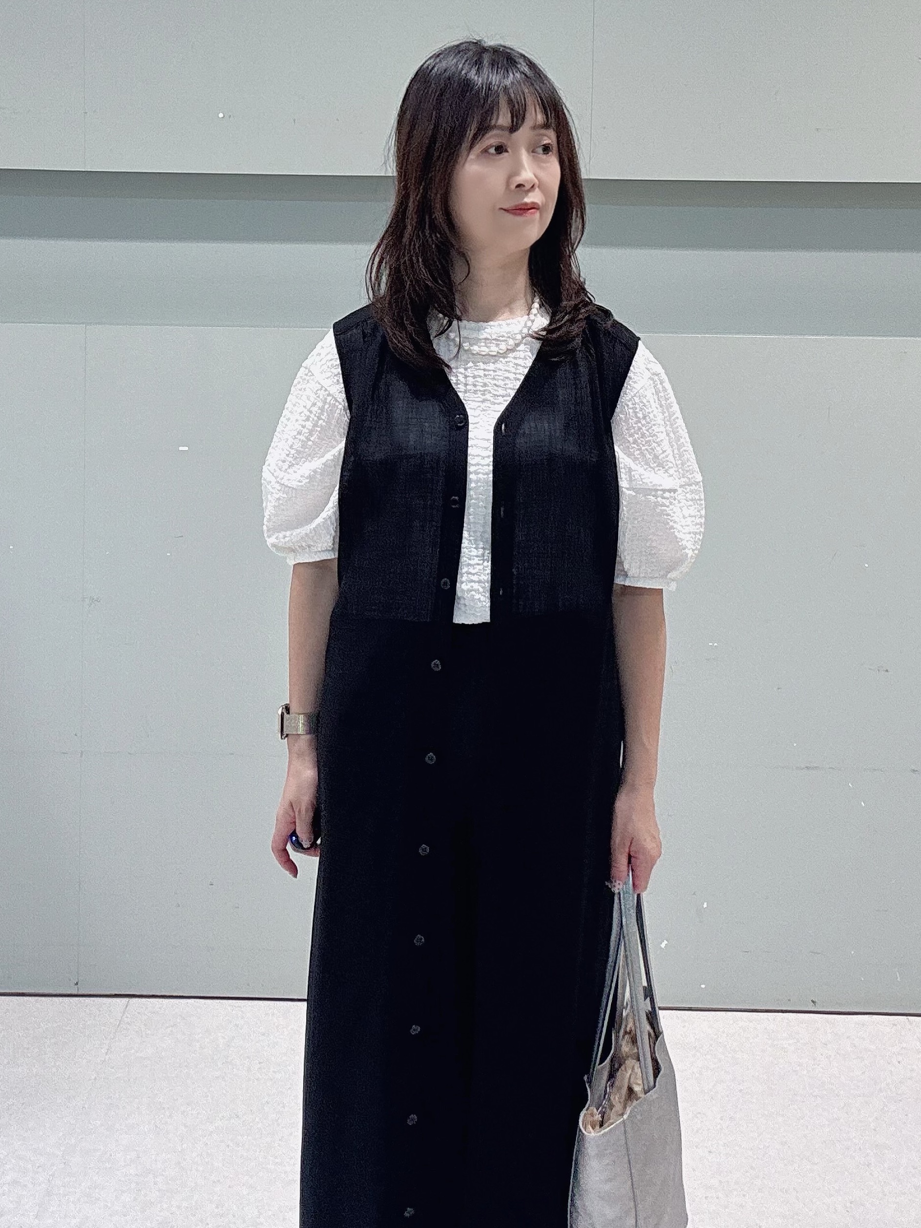 makiさんの「UNTITLED｜【通気性/前開きボタン】シアーVネックワンピース」を使ったコーディネート