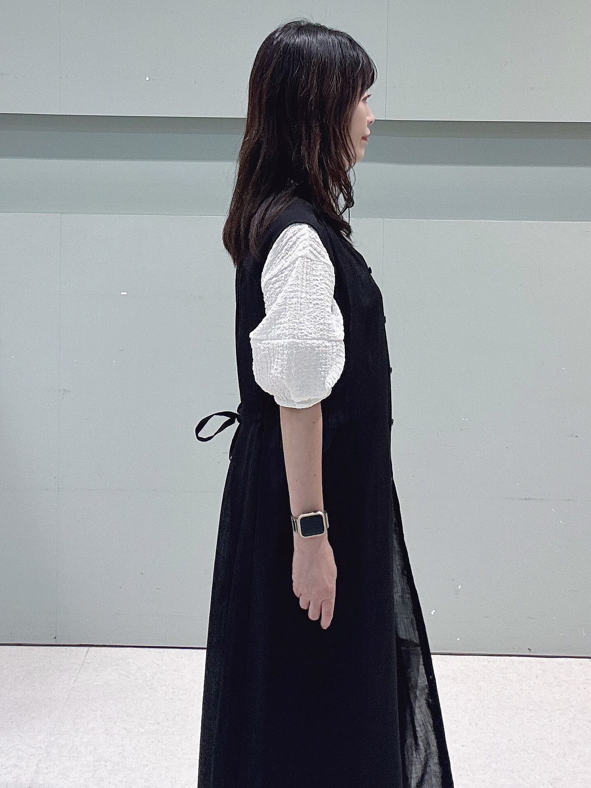 makiさんの「UNTITLED｜【通気性/前開きボタン】シアーVネックワンピース」を使ったコーディネート