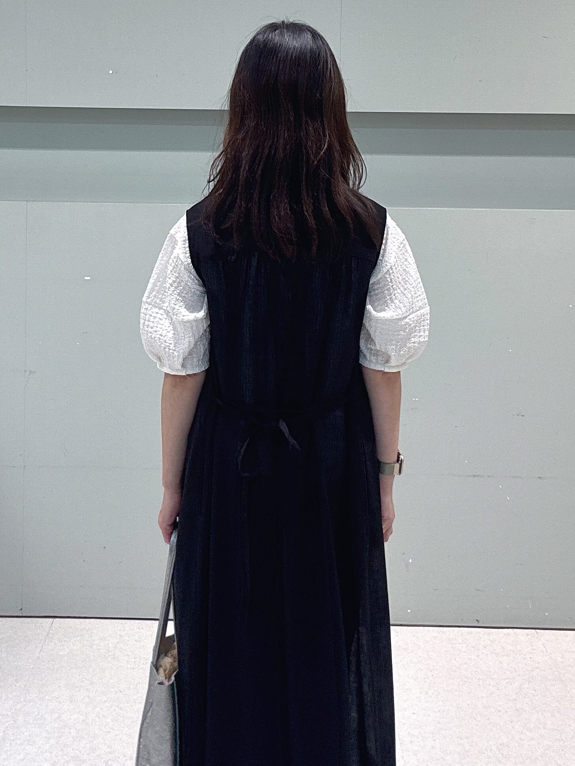 makiさんの「UNTITLED｜【通気性/前開きボタン】シアーVネックワンピース」を使ったコーディネート