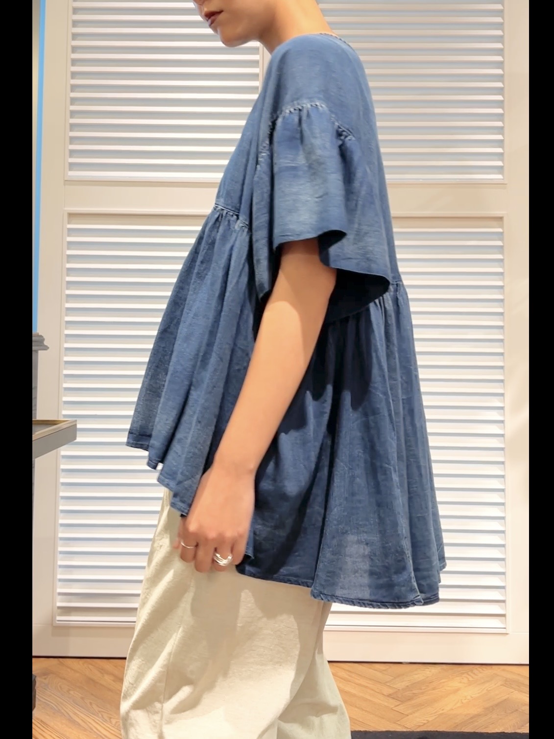 OCHIAIさんの「DRESSTERIOR｜【涼しく着映え】シアーデニムAラインブラウス」を使ったコーディネート