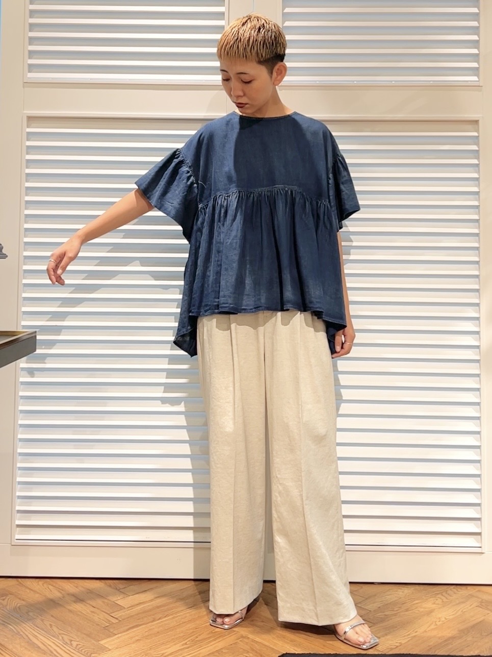 OCHIAIさんの「DRESSTERIOR｜【涼しく着映え】シアーデニムAラインブラウス」を使ったコーディネート