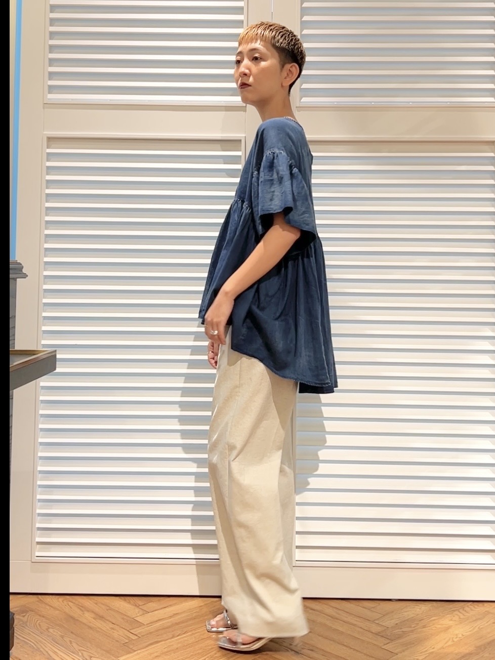 OCHIAIさんの「DRESSTERIOR｜【涼しく着映え】シアーデニムAラインブラウス」を使ったコーディネート