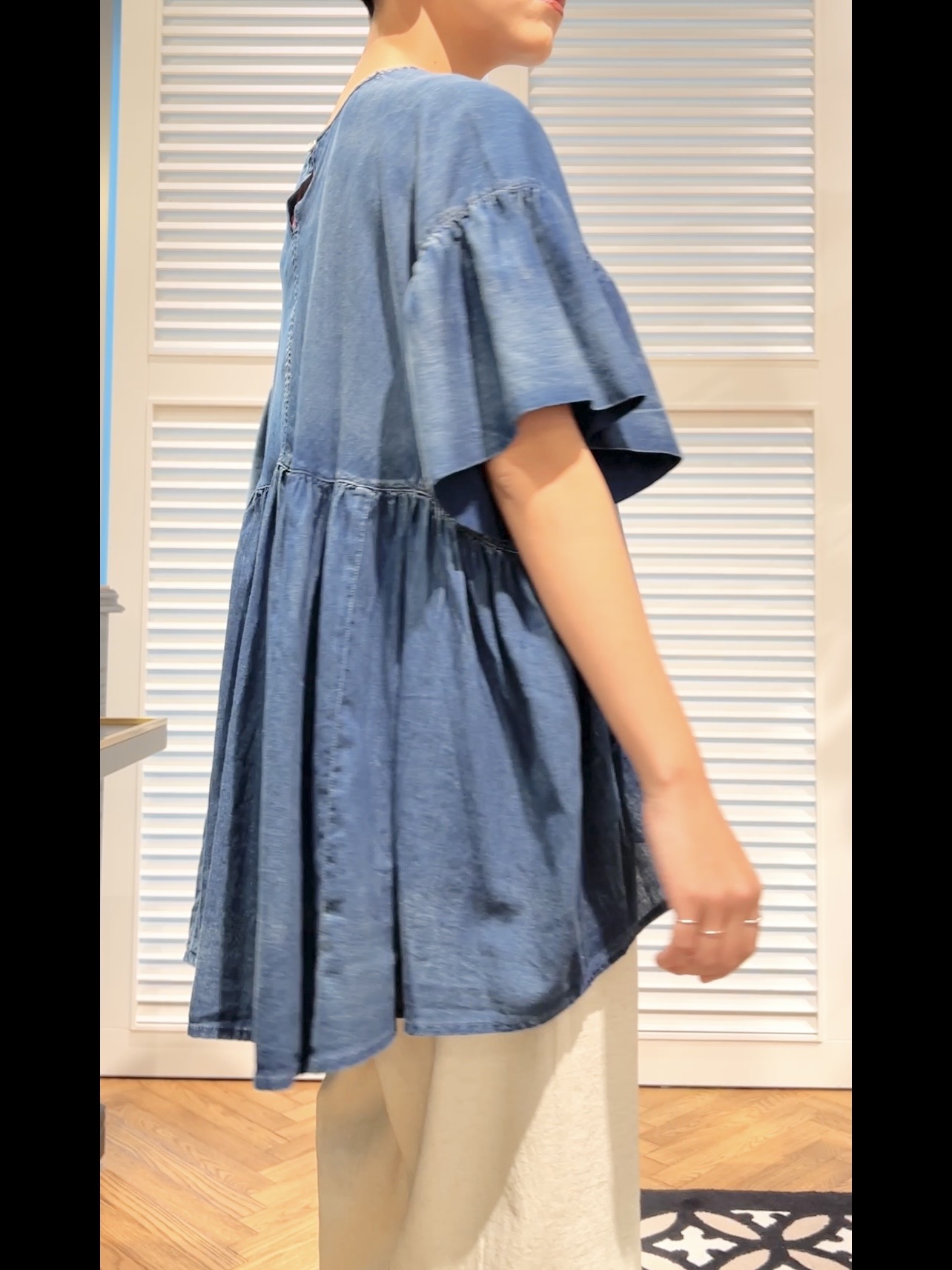 OCHIAIさんの「DRESSTERIOR｜【涼しく着映え】シアーデニムAラインブラウス」を使ったコーディネート