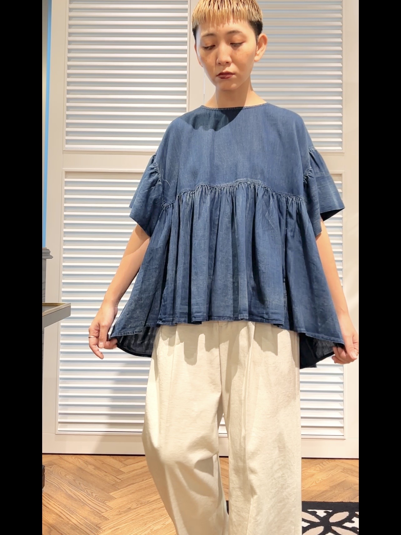 OCHIAIさんの「DRESSTERIOR｜【涼しく着映え】シアーデニムAラインブラウス」を使ったコーディネート