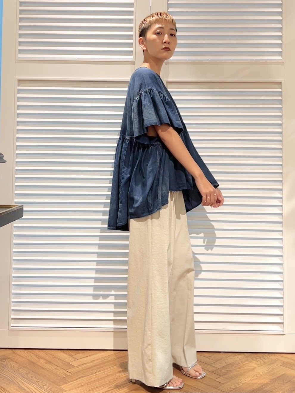 OCHIAIさんの「DRESSTERIOR｜【涼しく着映え】シアーデニムAラインブラウス」を使ったコーディネート