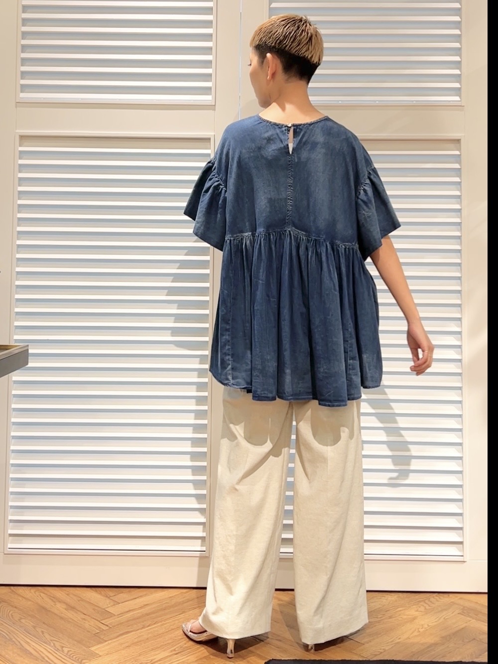 OCHIAIさんの「DRESSTERIOR｜【涼しく着映え】シアーデニムAラインブラウス」を使ったコーディネート