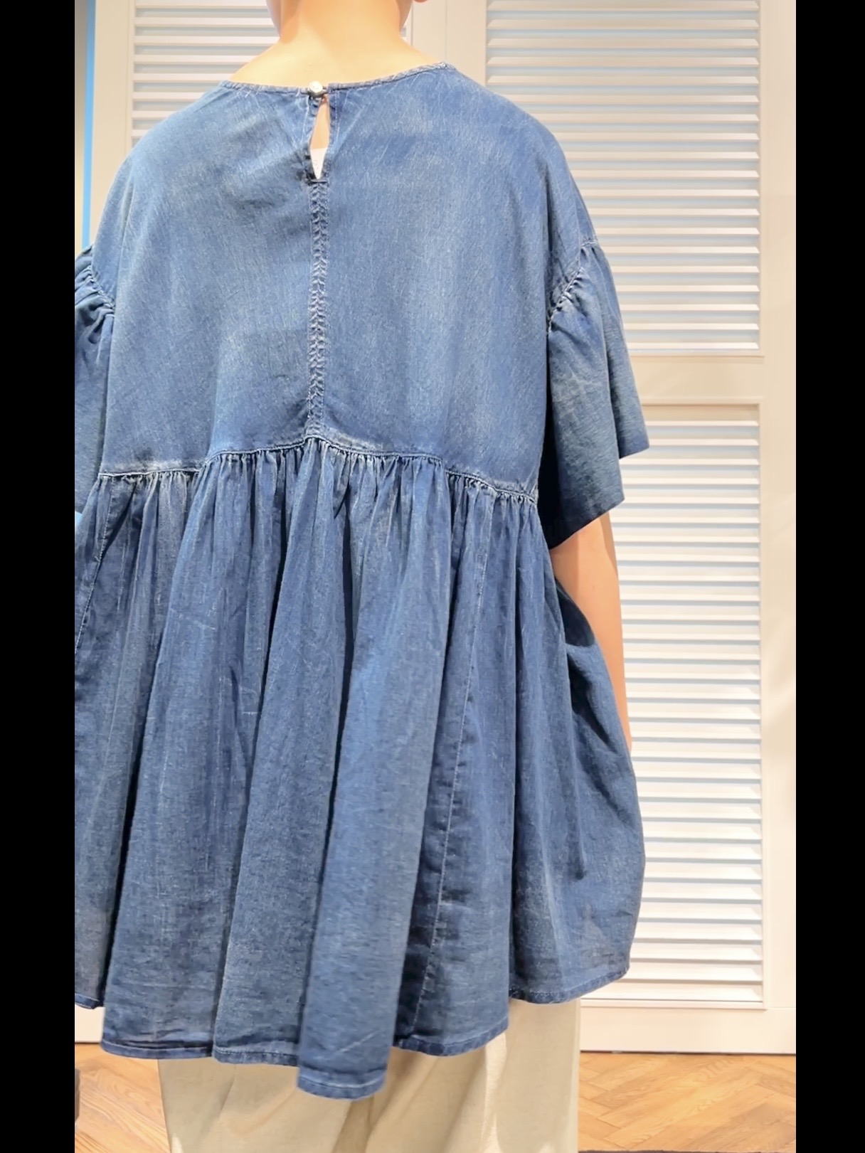 OCHIAIさんの「DRESSTERIOR｜【涼しく着映え】シアーデニムAラインブラウス」を使ったコーディネート