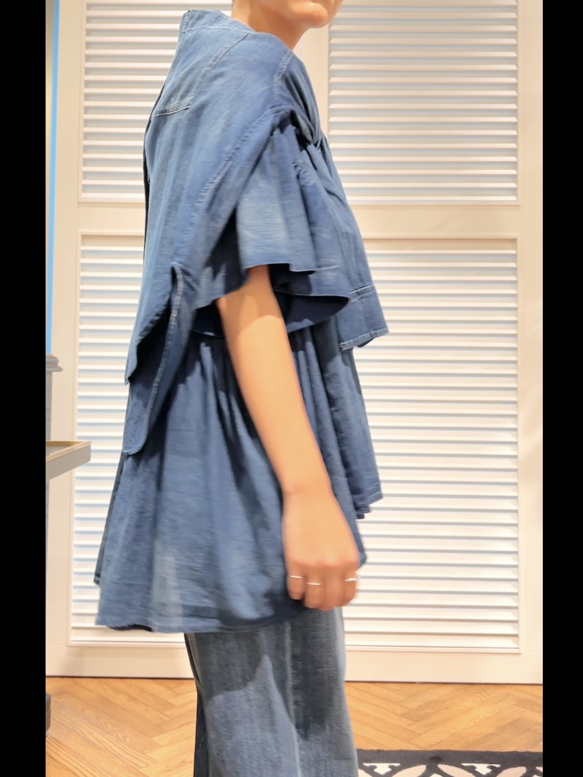 OCHIAIさんの「DRESSTERIOR｜【涼しく着映え】シアーデニムAラインブラウス」を使ったコーディネート
