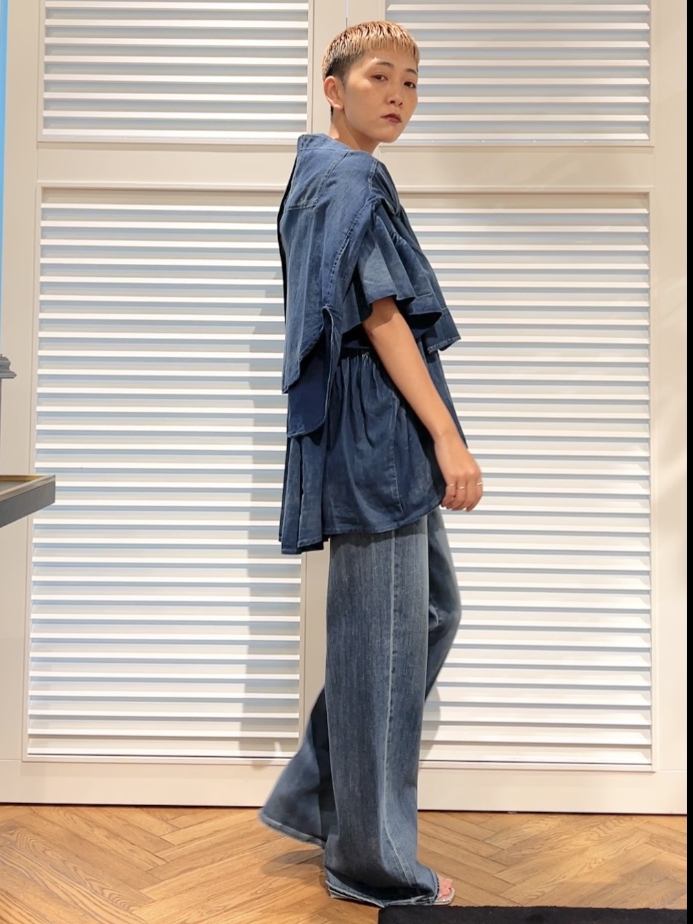 OCHIAIさんの「DRESSTERIOR｜【涼しく着映え】シアーデニムAラインブラウス」を使ったコーディネート