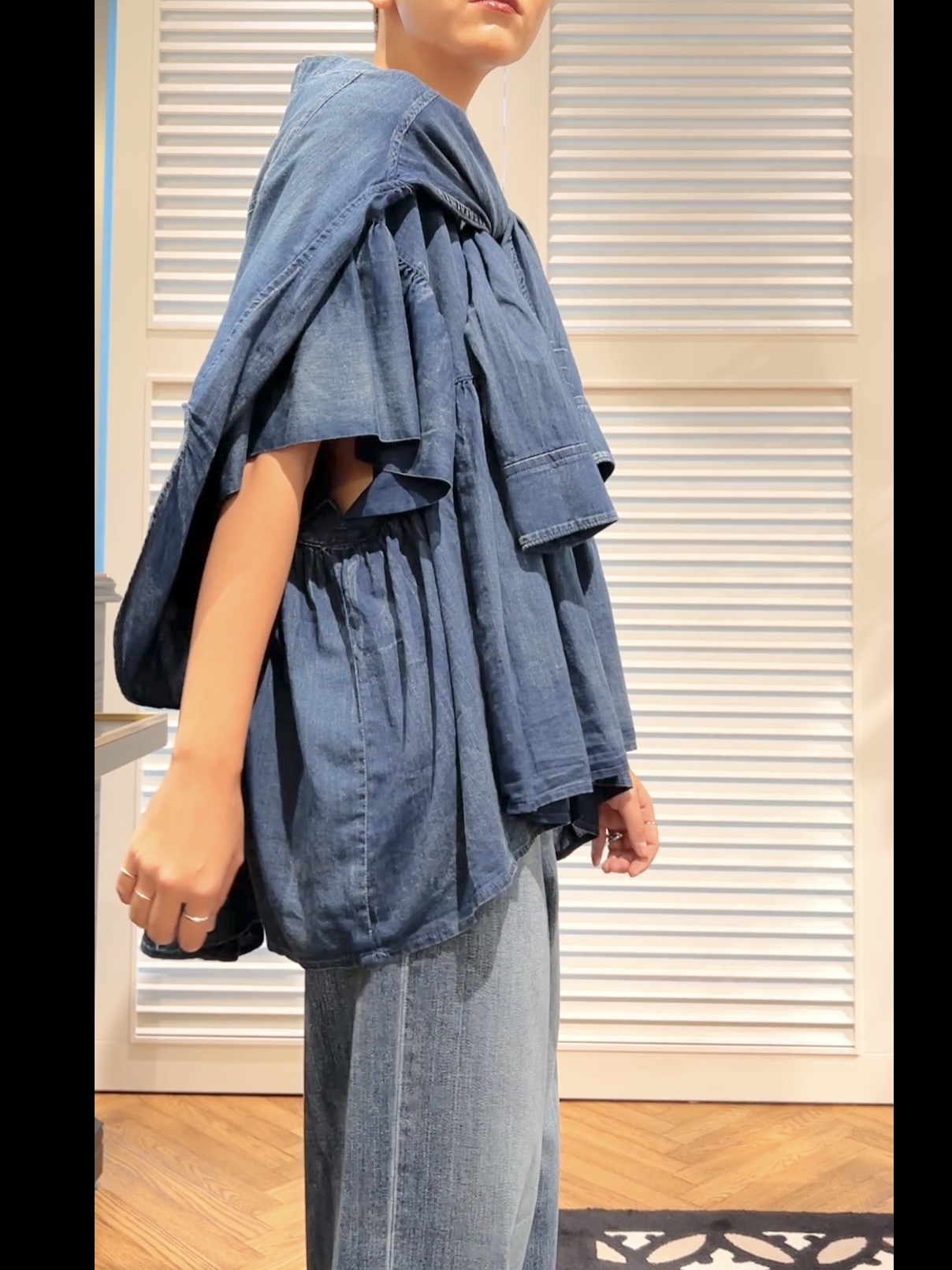 OCHIAIさんの「DRESSTERIOR｜【涼しく着映え】シアーデニムAラインブラウス」を使ったコーディネート