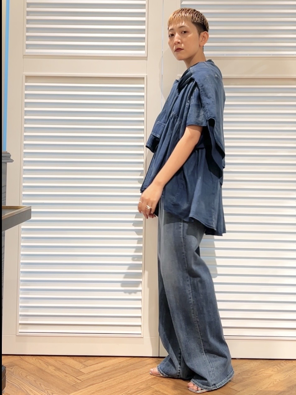 OCHIAIさんの「DRESSTERIOR｜【涼しく着映え】シアーデニムAラインブラウス」を使ったコーディネート