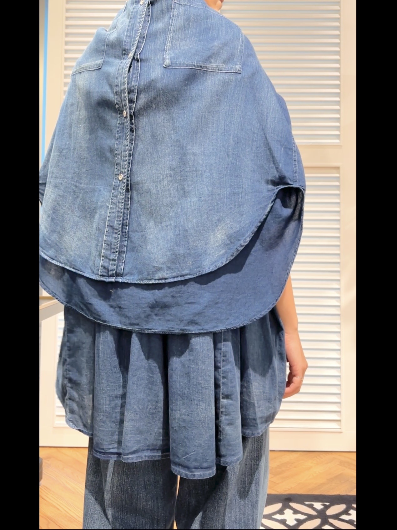 OCHIAIさんの「DRESSTERIOR｜【涼しく着映え】シアーデニムAラインブラウス」を使ったコーディネート