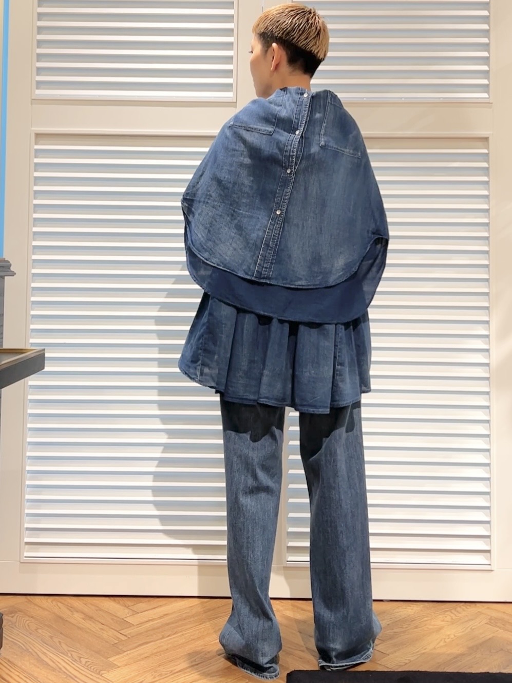 OCHIAIさんの「DRESSTERIOR｜【涼しく着映え】シアーデニムAラインブラウス」を使ったコーディネート