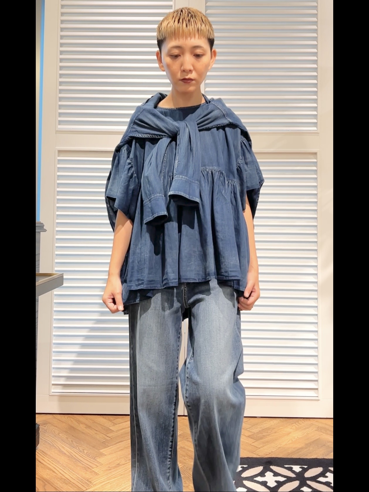 OCHIAIさんの「DRESSTERIOR｜【涼しく着映え】シアーデニムAラインブラウス」を使ったコーディネート