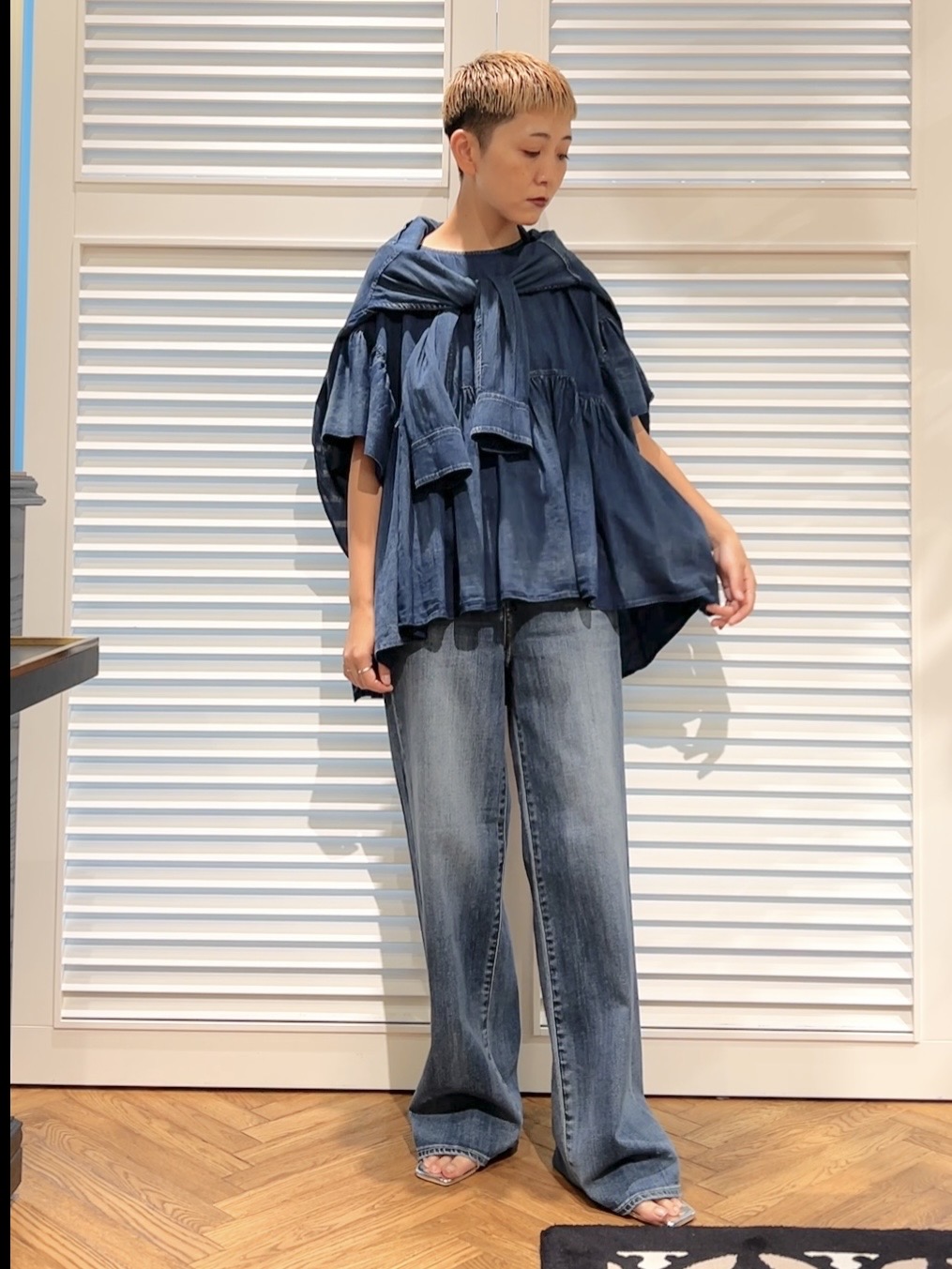 OCHIAIさんの「DRESSTERIOR｜【涼しく着映え】シアーデニムAラインブラウス」を使ったコーディネート