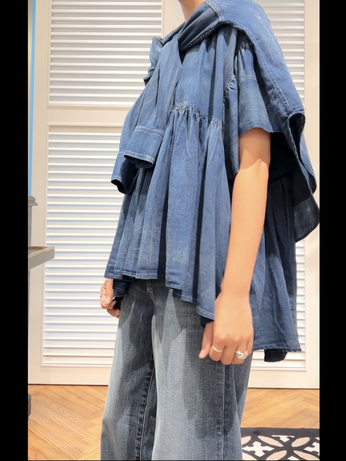 OCHIAIさんの「DRESSTERIOR｜【涼しく着映え】シアーデニムAラインブラウス」を使ったコーディネート