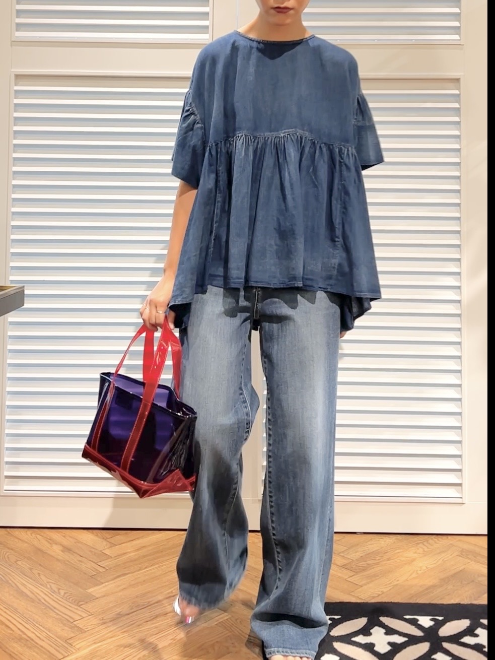 OCHIAIさんの「DRESSTERIOR｜【涼しく着映え】シアーデニムAラインブラウス」を使ったコーディネート