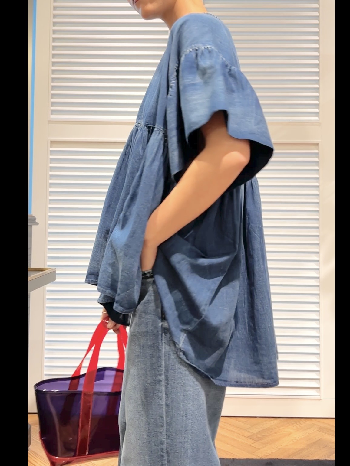 OCHIAIさんの「DRESSTERIOR｜【涼しく着映え】シアーデニムAラインブラウス」を使ったコーディネート