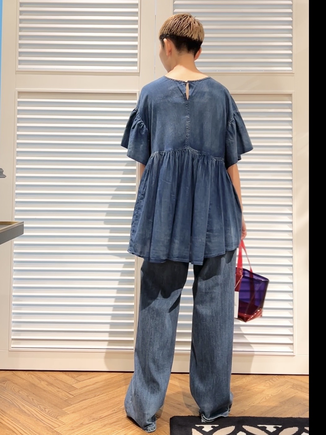 OCHIAIさんの「DRESSTERIOR｜【涼しく着映え】シアーデニムAラインブラウス」を使ったコーディネート