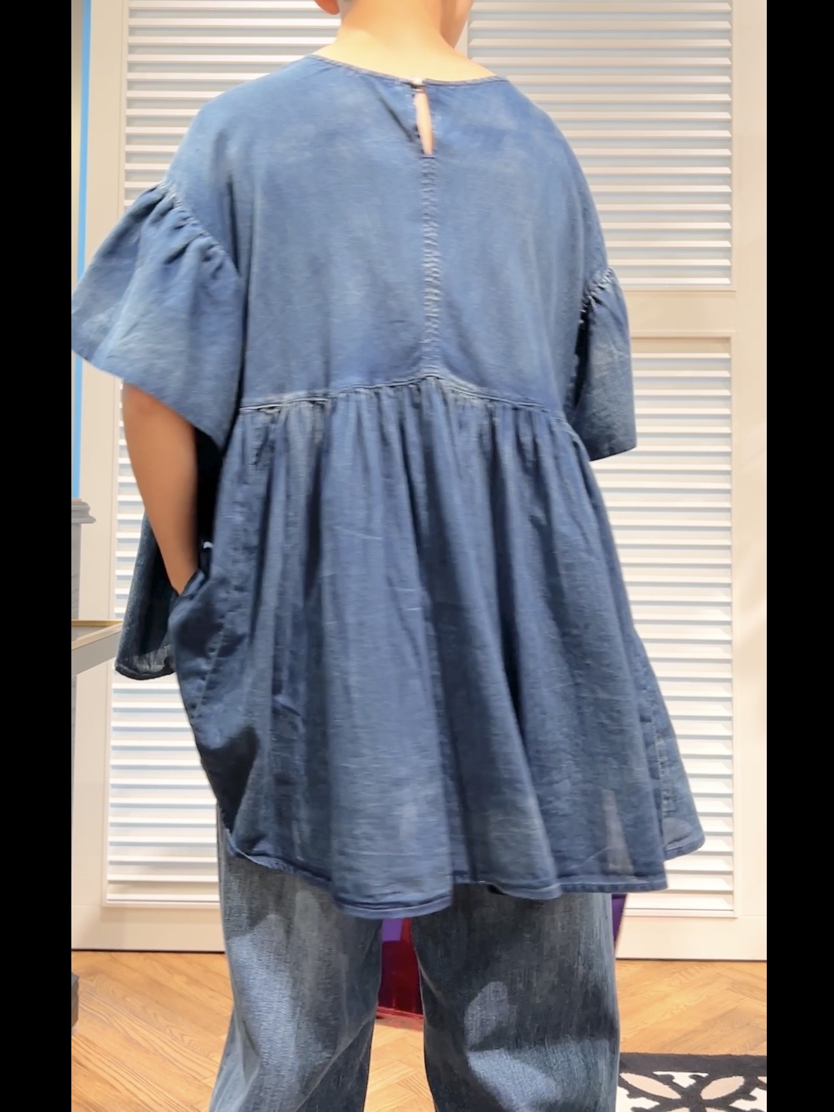 OCHIAIさんの「DRESSTERIOR｜【涼しく着映え】シアーデニムAラインブラウス」を使ったコーディネート