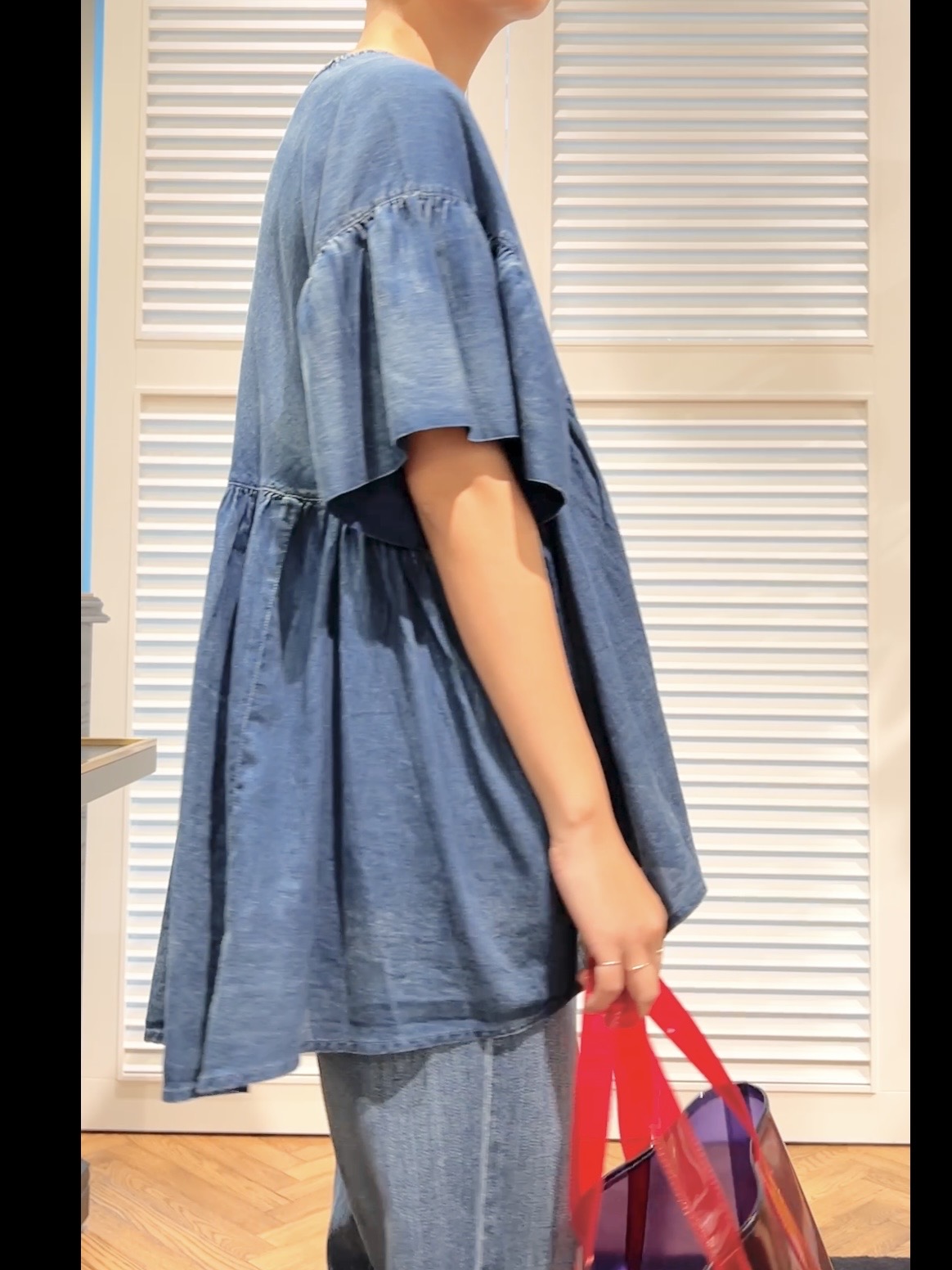 OCHIAIさんの「DRESSTERIOR｜【涼しく着映え】シアーデニムAラインブラウス」を使ったコーディネート