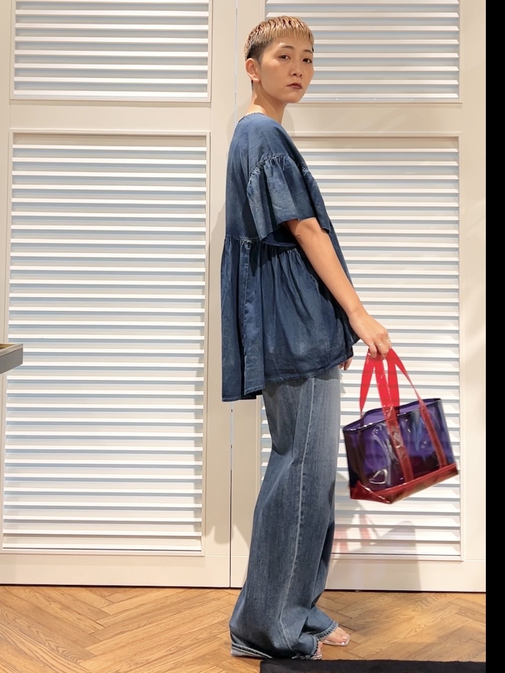 OCHIAIさんの「DRESSTERIOR｜【涼しく着映え】シアーデニムAラインブラウス」を使ったコーディネート