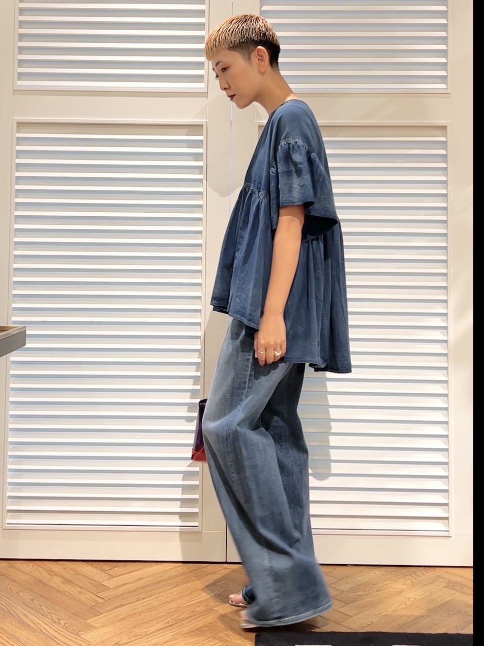 OCHIAIさんの「DRESSTERIOR｜【涼しく着映え】シアーデニムAラインブラウス」を使ったコーディネート
