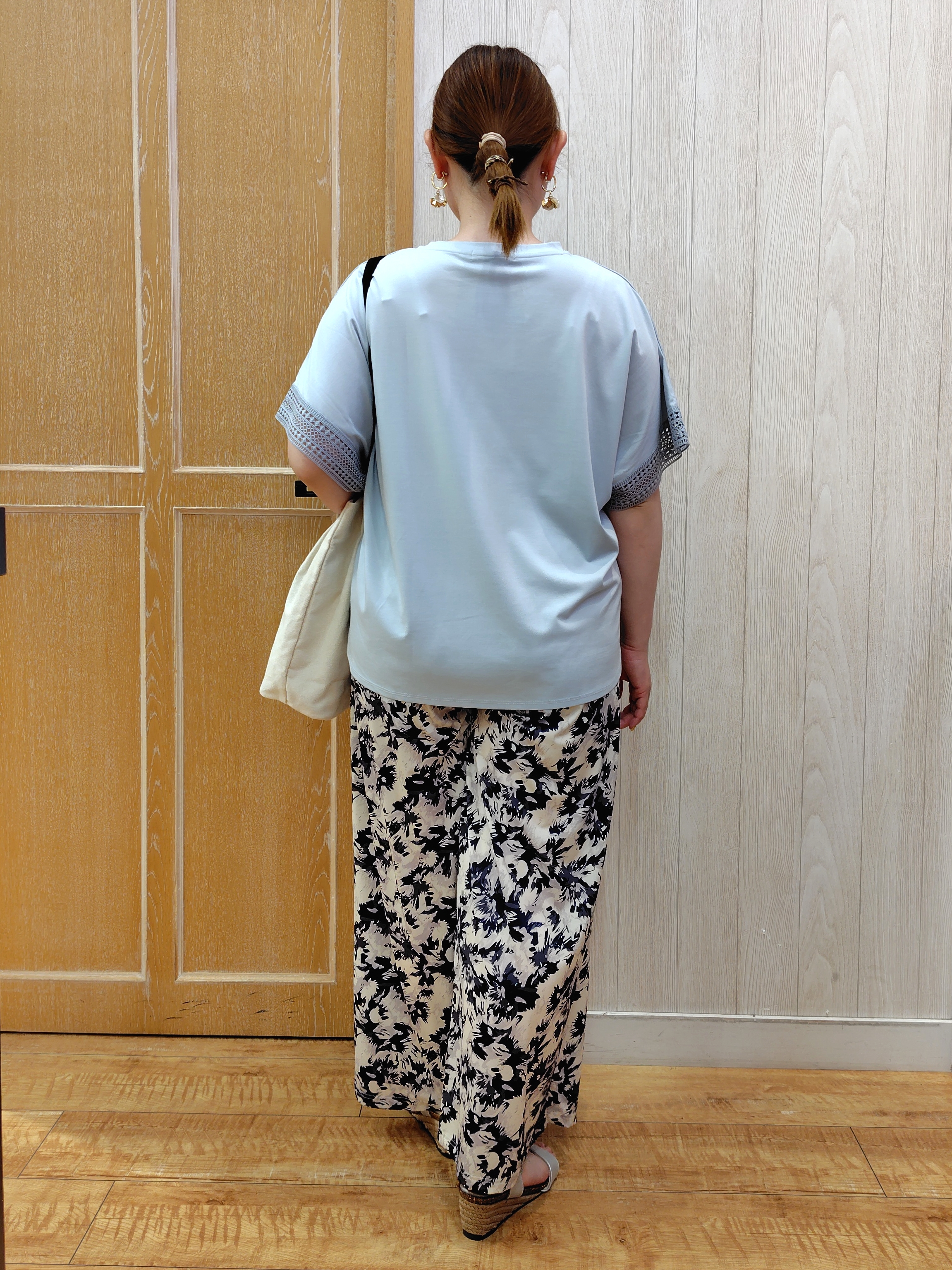 こっとんさんの「SHOO･LA･RUE｜【ひんやり/UV/体型カバー】ヒップ周りが隠せる ひんやりお袖レースTシャツ」を使ったコーディネート