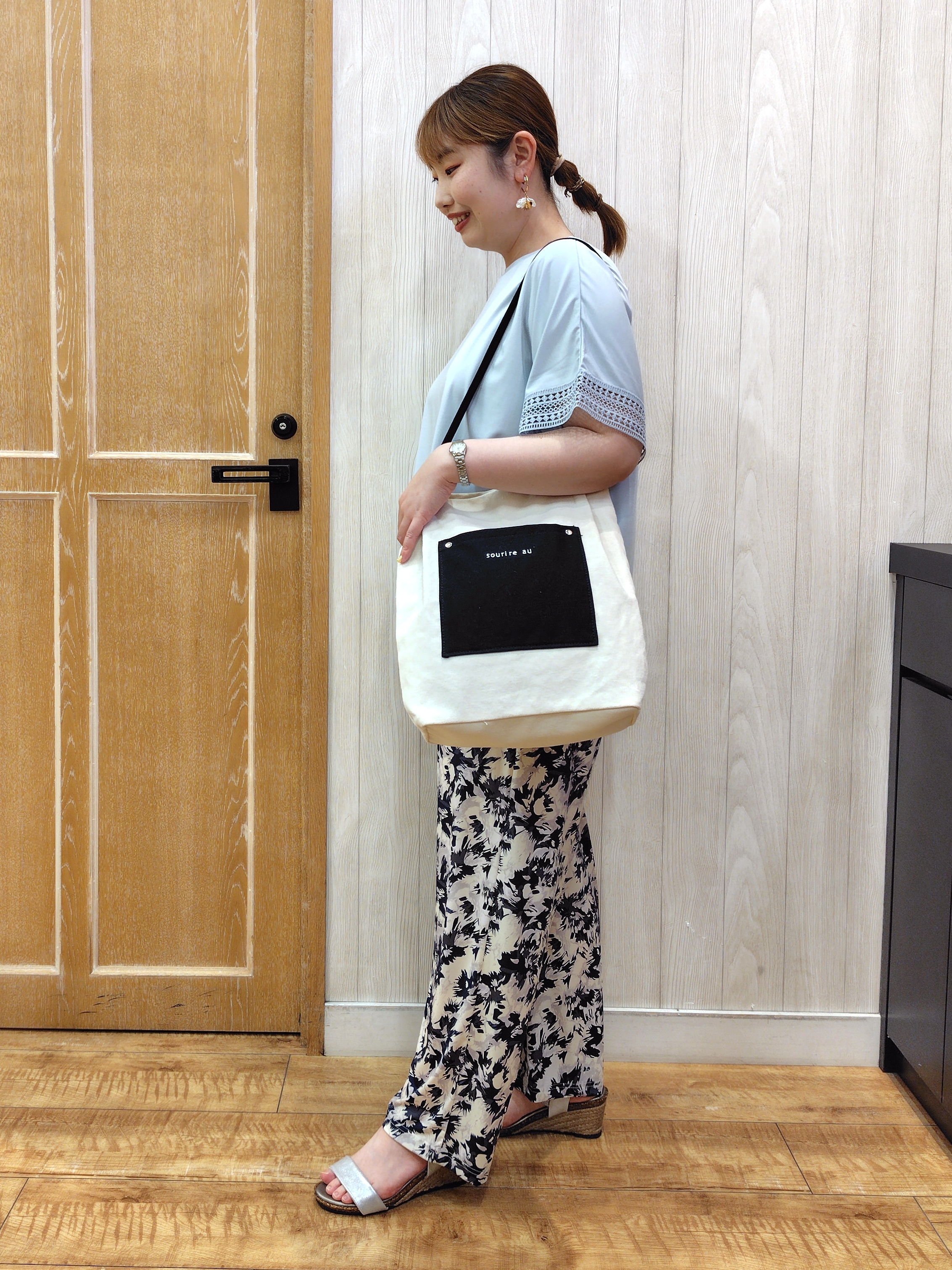 こっとんさんの「SHOO･LA･RUE｜【ひんやり/UV/体型カバー】ヒップ周りが隠せる ひんやりお袖レースTシャツ」を使ったコーディネート