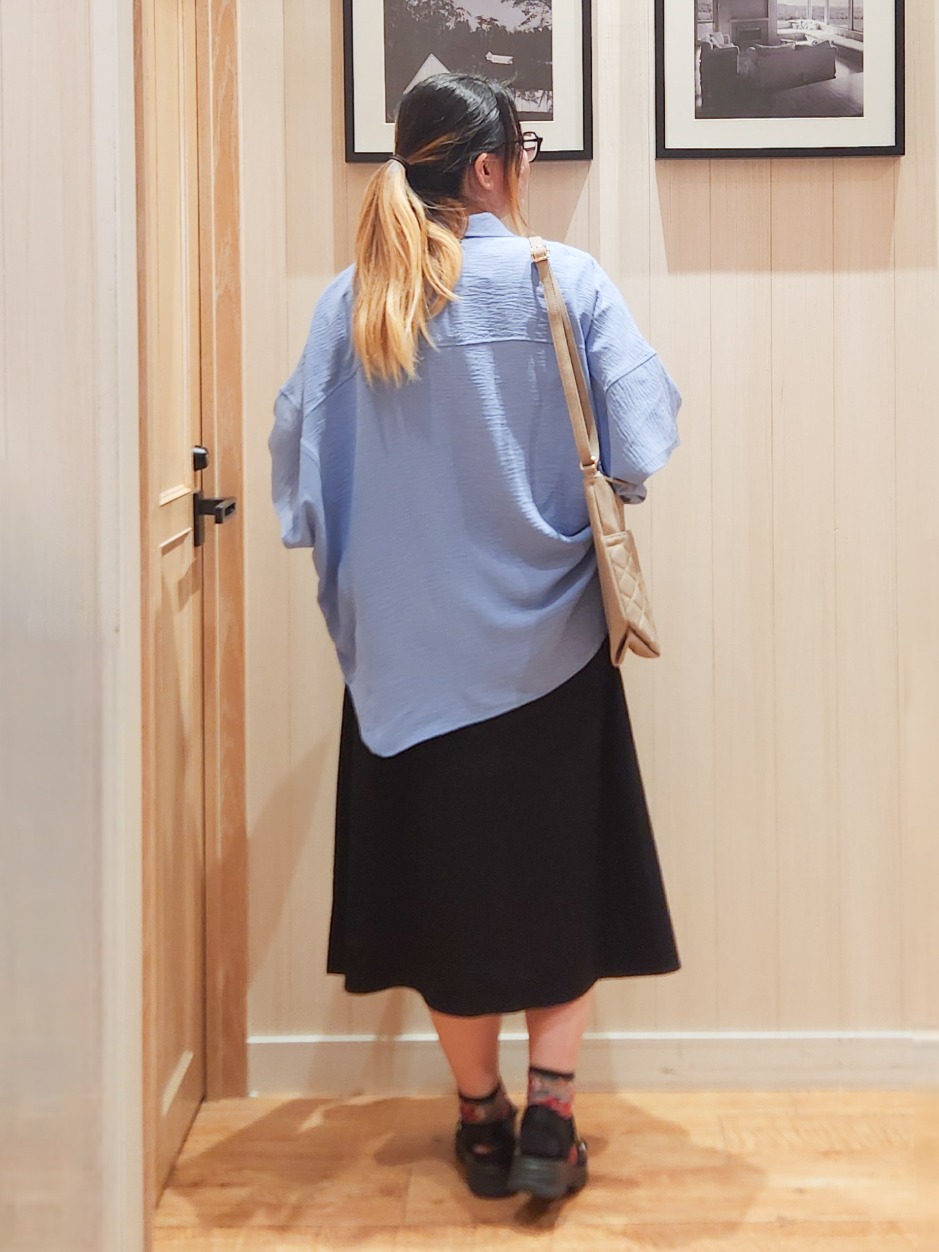れーやんさんの「SHOO･LA･RUE｜【高レビュー/洗濯後しわになりにくい/体型カバー】きちんとゆるっと 大人の抜け感 ポンチョ風カラーシ」を使ったコーディネート