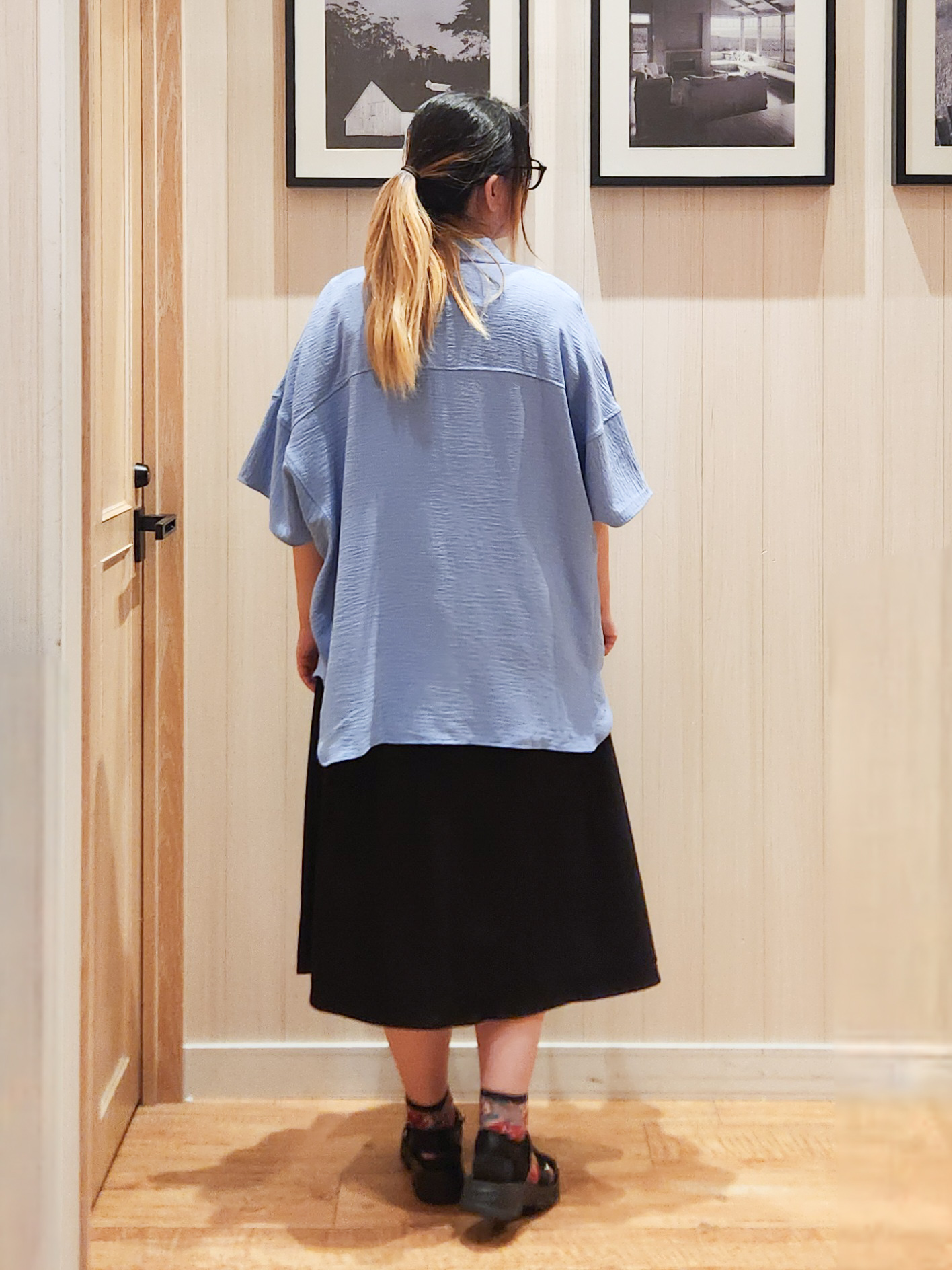 れーやんさんの「SHOO･LA･RUE｜【高レビュー/洗濯後しわになりにくい/体型カバー】きちんとゆるっと 大人の抜け感 ポンチョ風カラーシ」を使ったコーディネート
