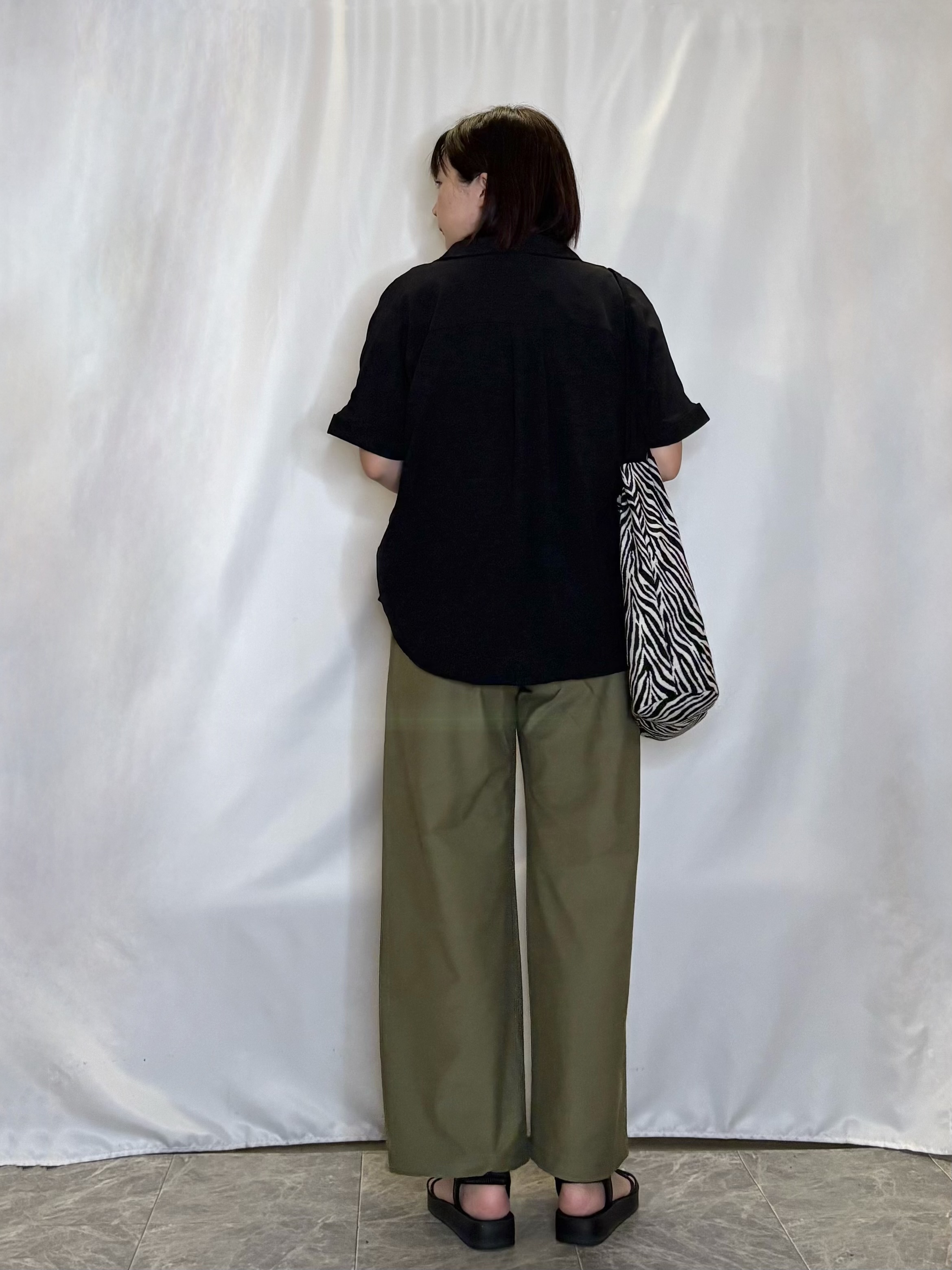 ネリさんの「SHOO･LA･RUE｜【ひんやり/洗濯後しわになりにくい/S-LL】着るだけでこなれ見え 二の腕も隠せるデザイン半袖シャツ」を使ったコーディネート