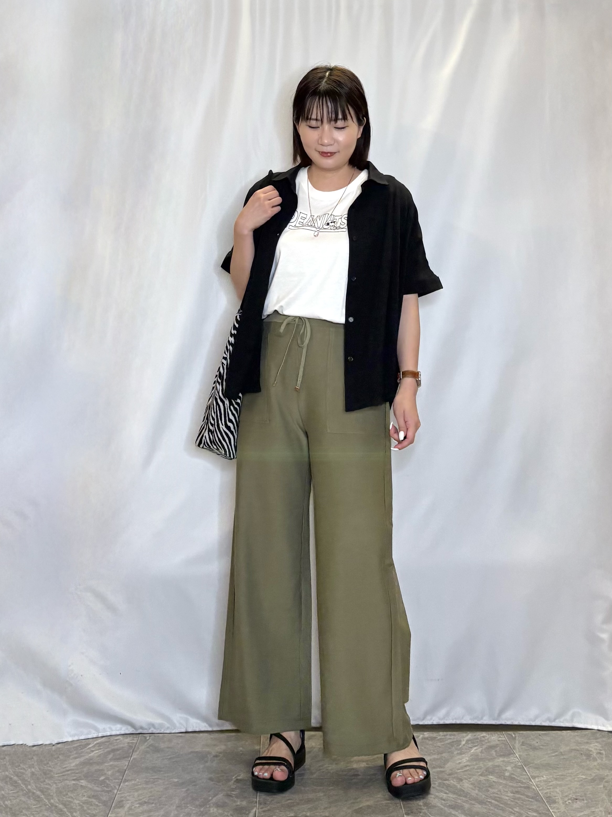 ネリさんの「SHOO･LA･RUE｜【ひんやり/洗濯後しわになりにくい/S-LL】着るだけでこなれ見え 二の腕も隠せるデザイン半袖シャツ」を使ったコーディネート