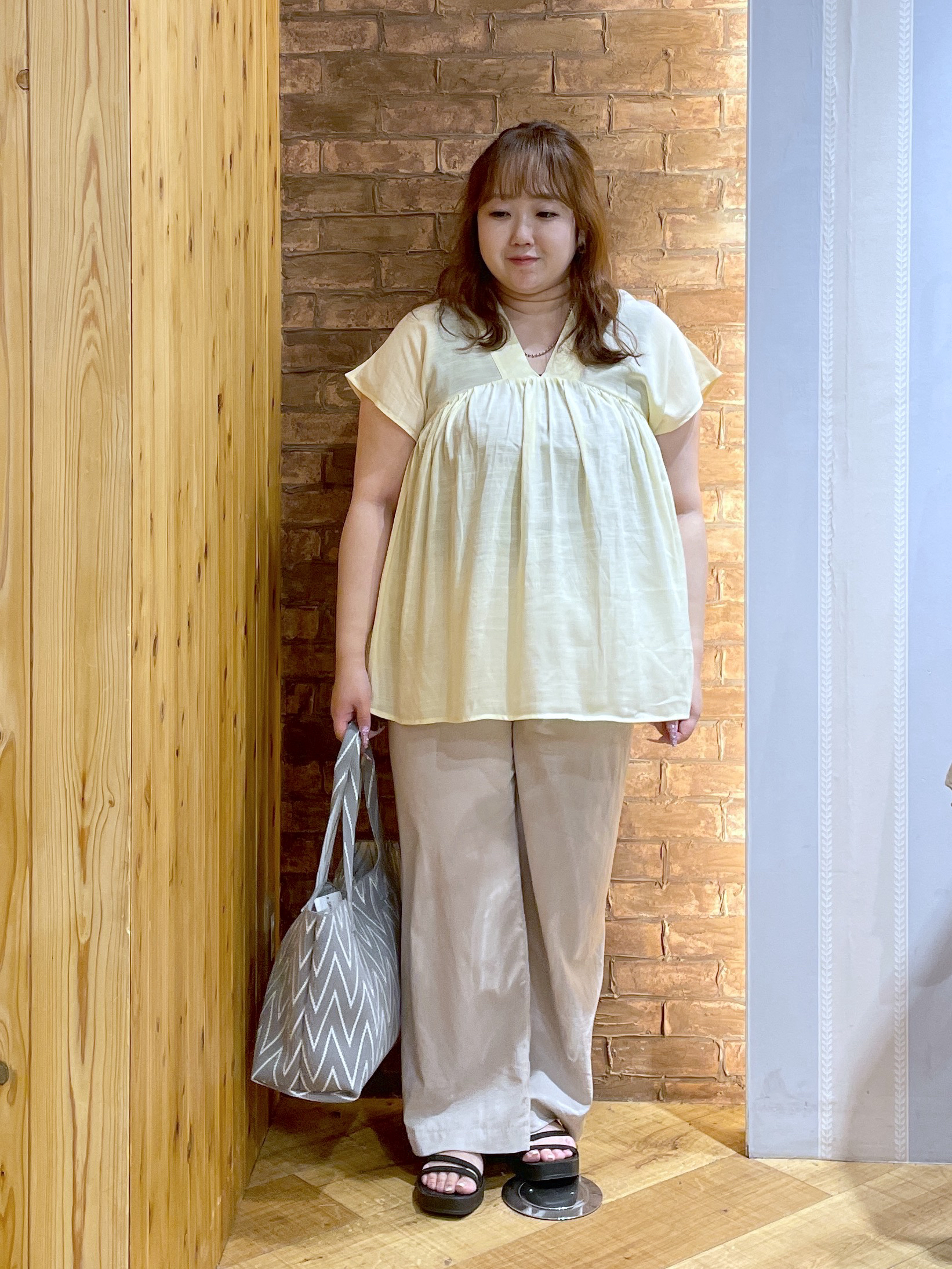 Risaさんの「SHOO･LA･RUE｜【ひんやり/UV/体型カバー】インせず着られる Vネックギャザーブラウス」を使ったコーディネート