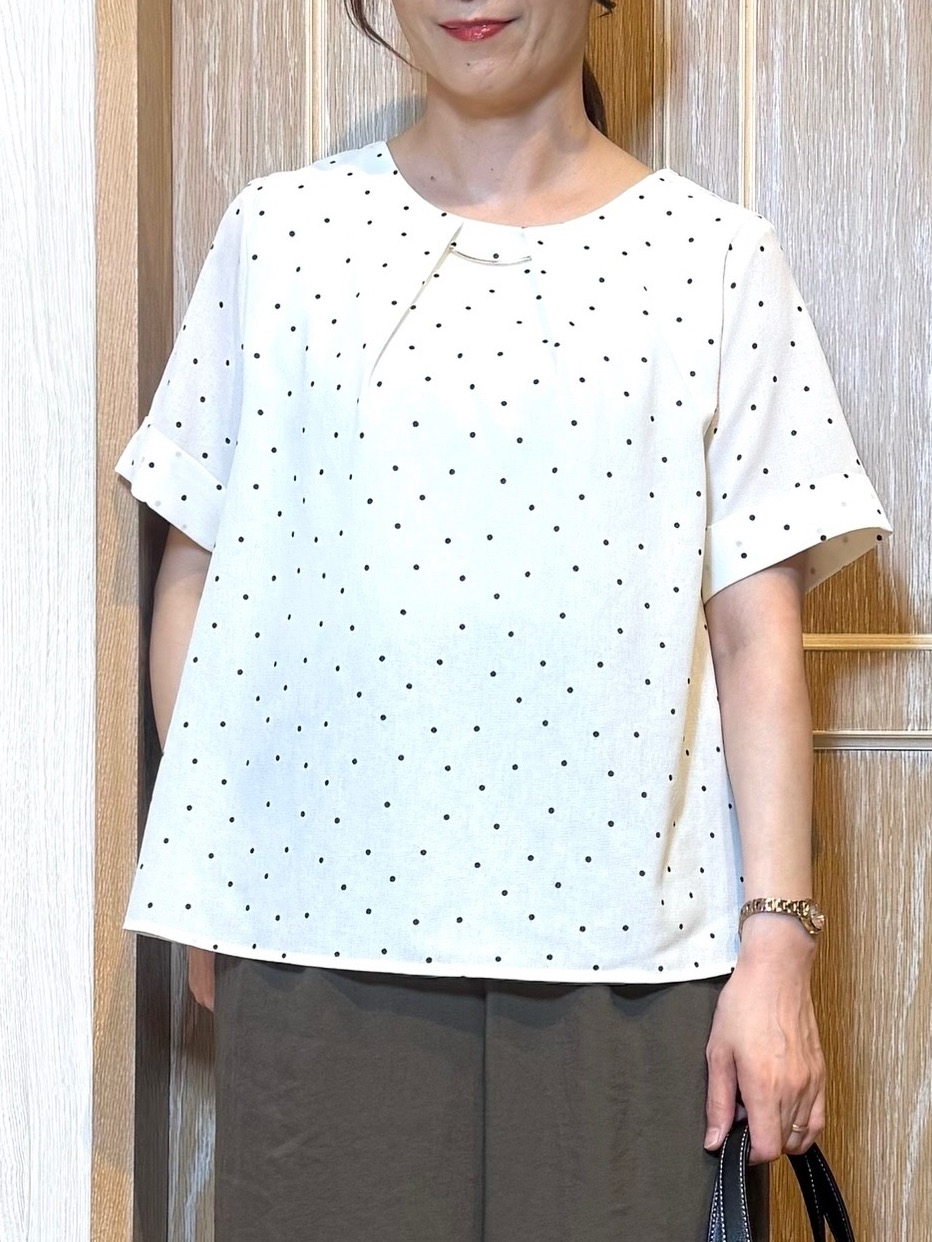 KAORIさんの「SHOO･LA･RUE｜【S-LL/洗濯機可】メタルバーがアクセント アクセいらずのドット柄ブラウス」を使ったコーディネート