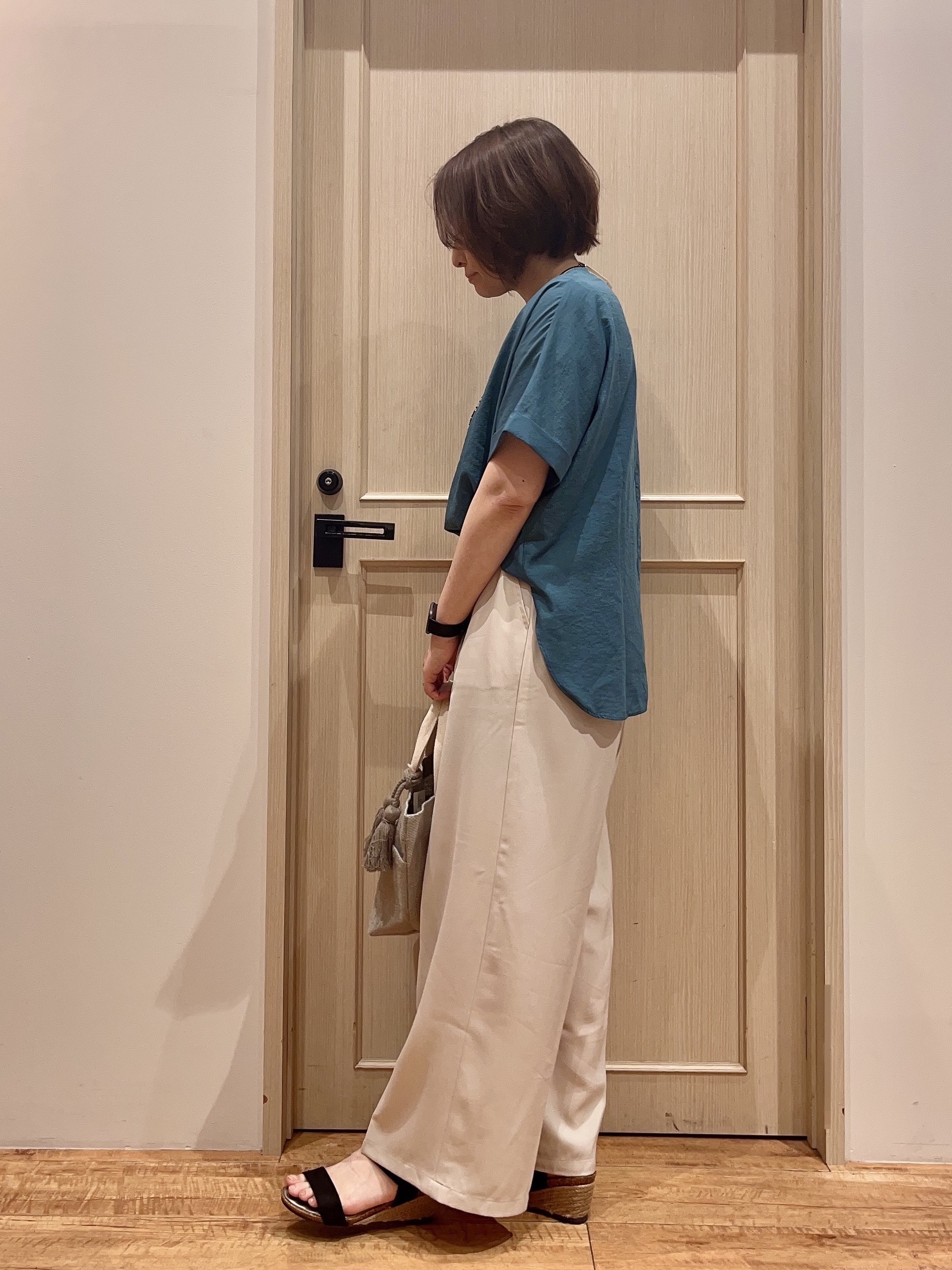 fukuiさんの「SHOO･LA･RUE｜【着丈選べる/ひんやり/体型カバー】洗濯後しわになりにくい さらさらドルマンブラウス」を使ったコーディネート