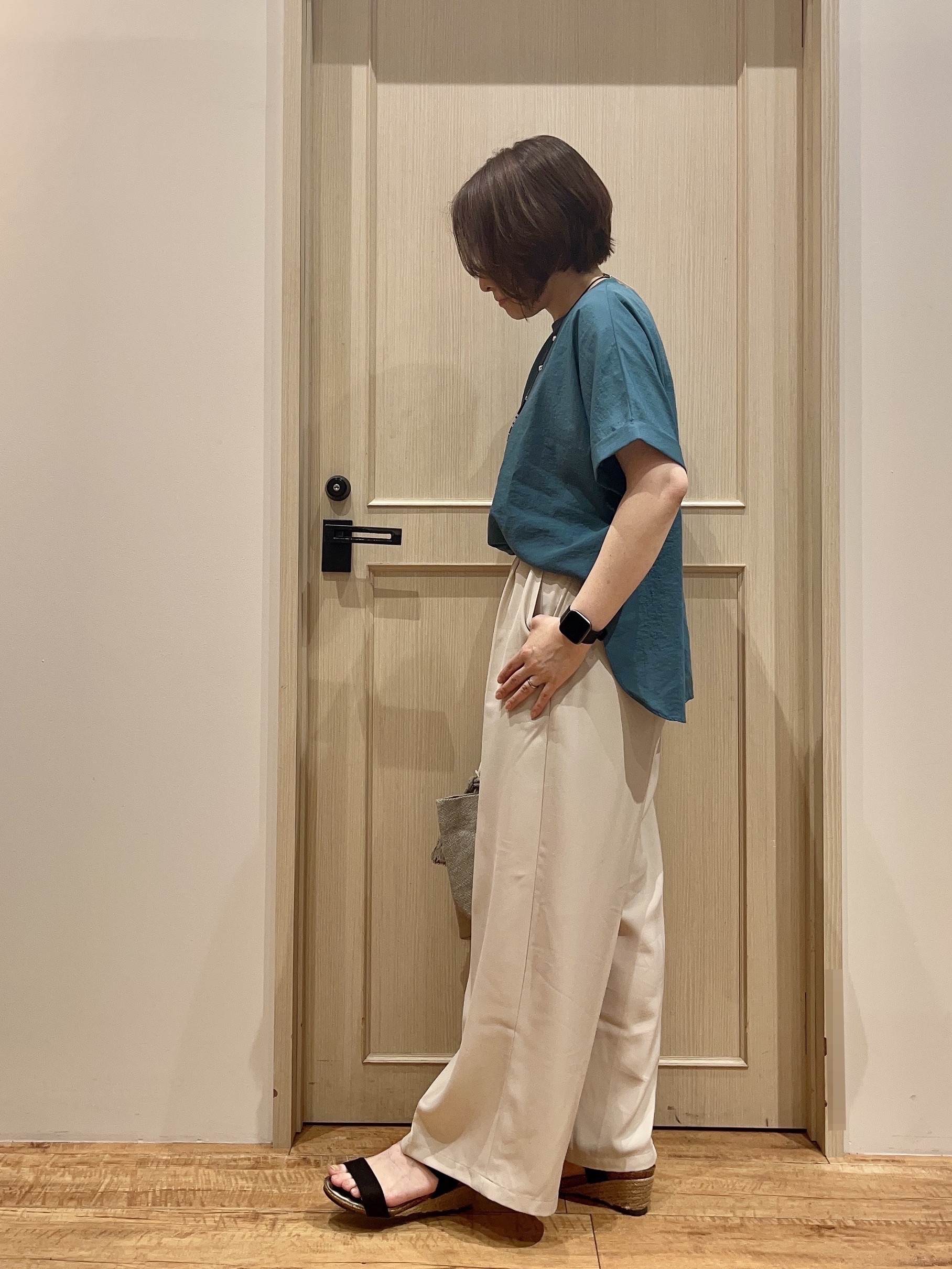 fukuiさんの「SHOO･LA･RUE｜【着丈選べる/ひんやり/体型カバー】洗濯後しわになりにくい さらさらドルマンブラウス」を使ったコーディネート