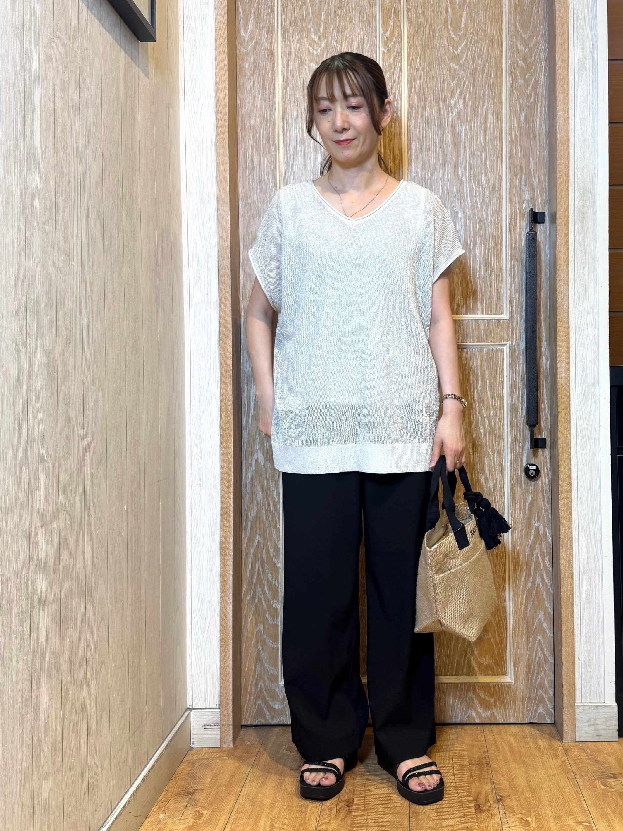 KAORIさんの「SHOO･LA･RUE｜【2点セット/前後2WAY/洗濯機可/S-LL】体型カバーも叶う ラメ畦ニット+タンクトップ」を使ったコーディネート