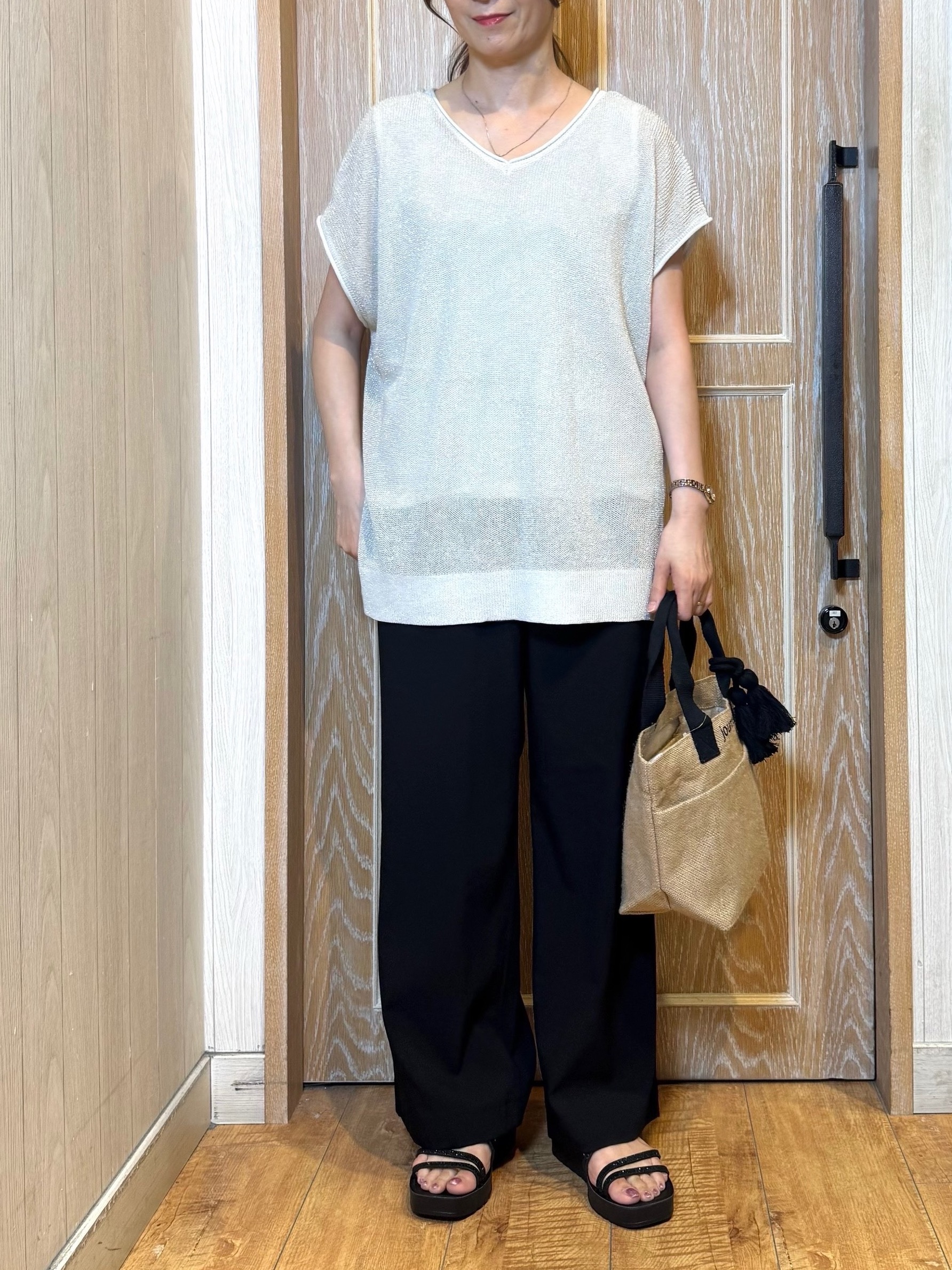 KAORIさんの「SHOO･LA･RUE｜【2点セット/前後2WAY/洗濯機可/S-LL】体型カバーも叶う ラメ畦ニット+タンクトップ」を使ったコーディネート