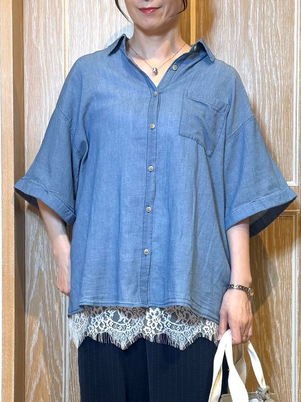 KAORIさんの「SHOO･LA･RUE｜【S-LL/洗濯機可/綿100%】やわらかシアーデニム 5分袖ポケットシャツ」を使ったコーディネート