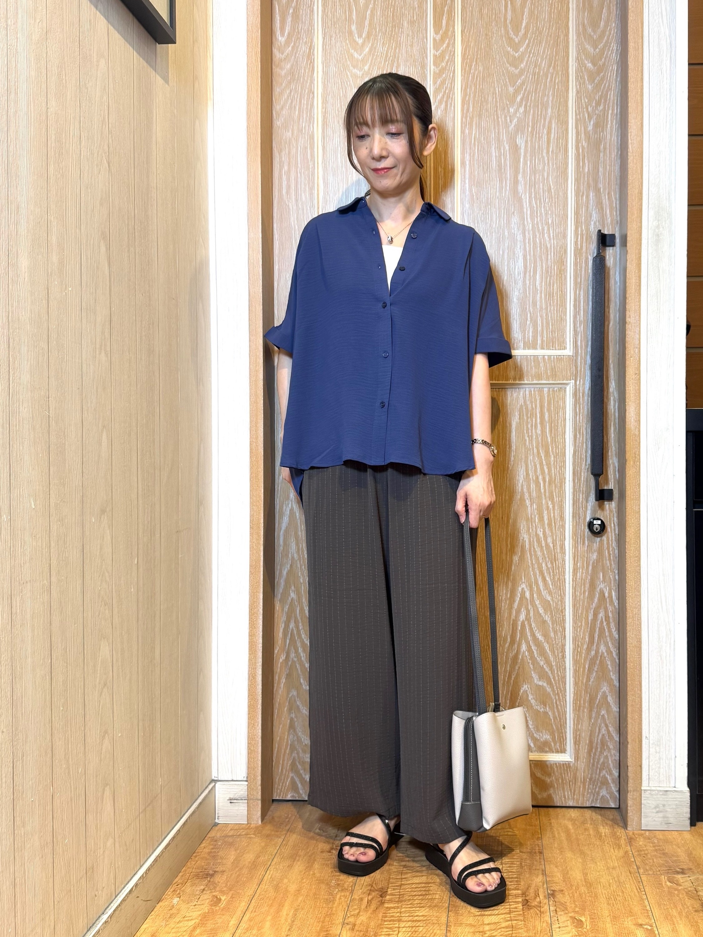 KAORIさんの「SHOO･LA･RUE｜【ひんやり/洗濯後しわになりにくい/S-LL】着るだけでこなれ見え 二の腕も隠せるデザイン半袖シャツ」を使ったコーディネート