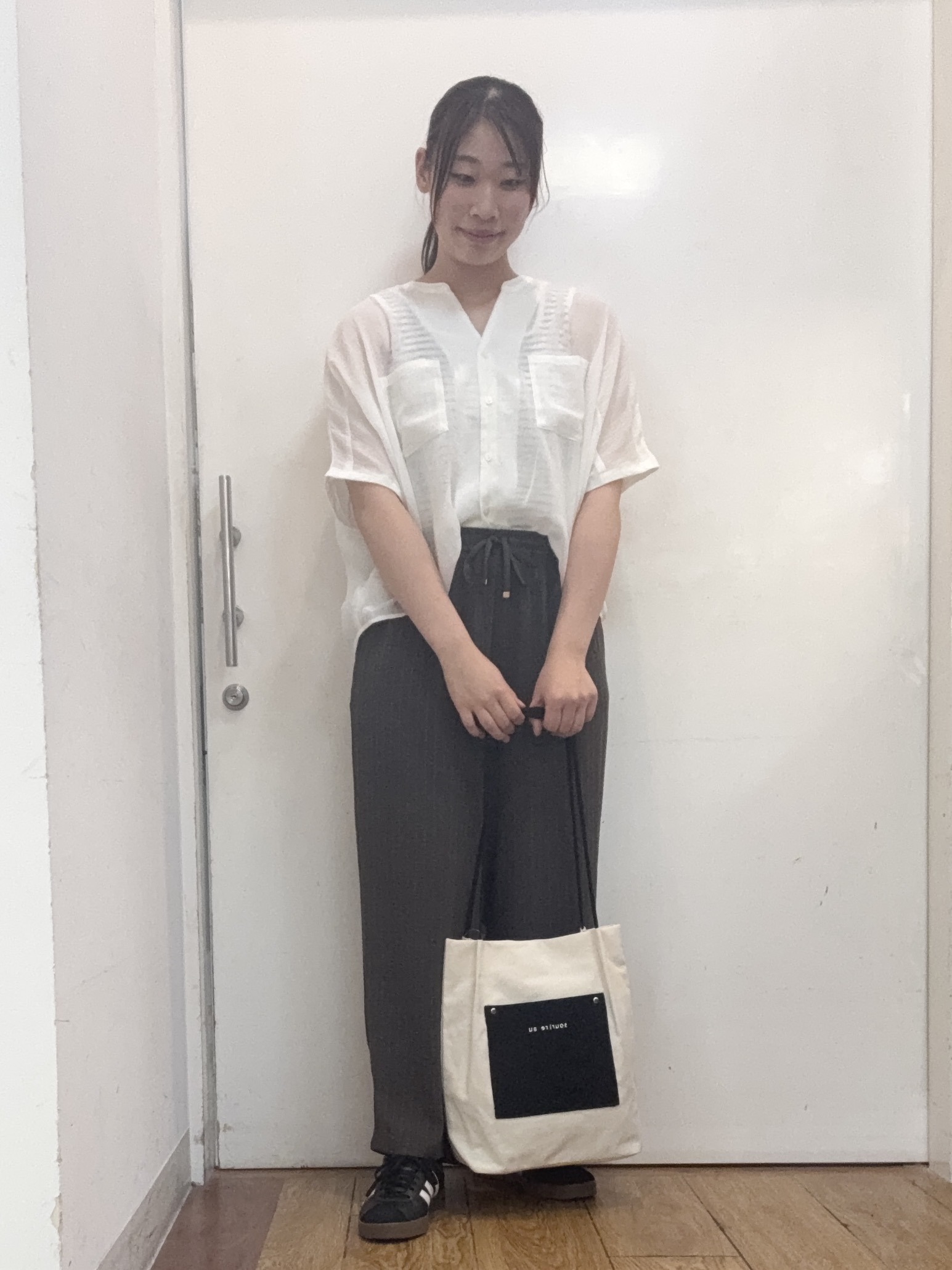 Karinさんの「SHOO･LA･RUE｜【洗濯機可/選べる6色】程よいシアー感が涼し気 ゆったりワッシャードルマンブラウス」を使ったコーディネート