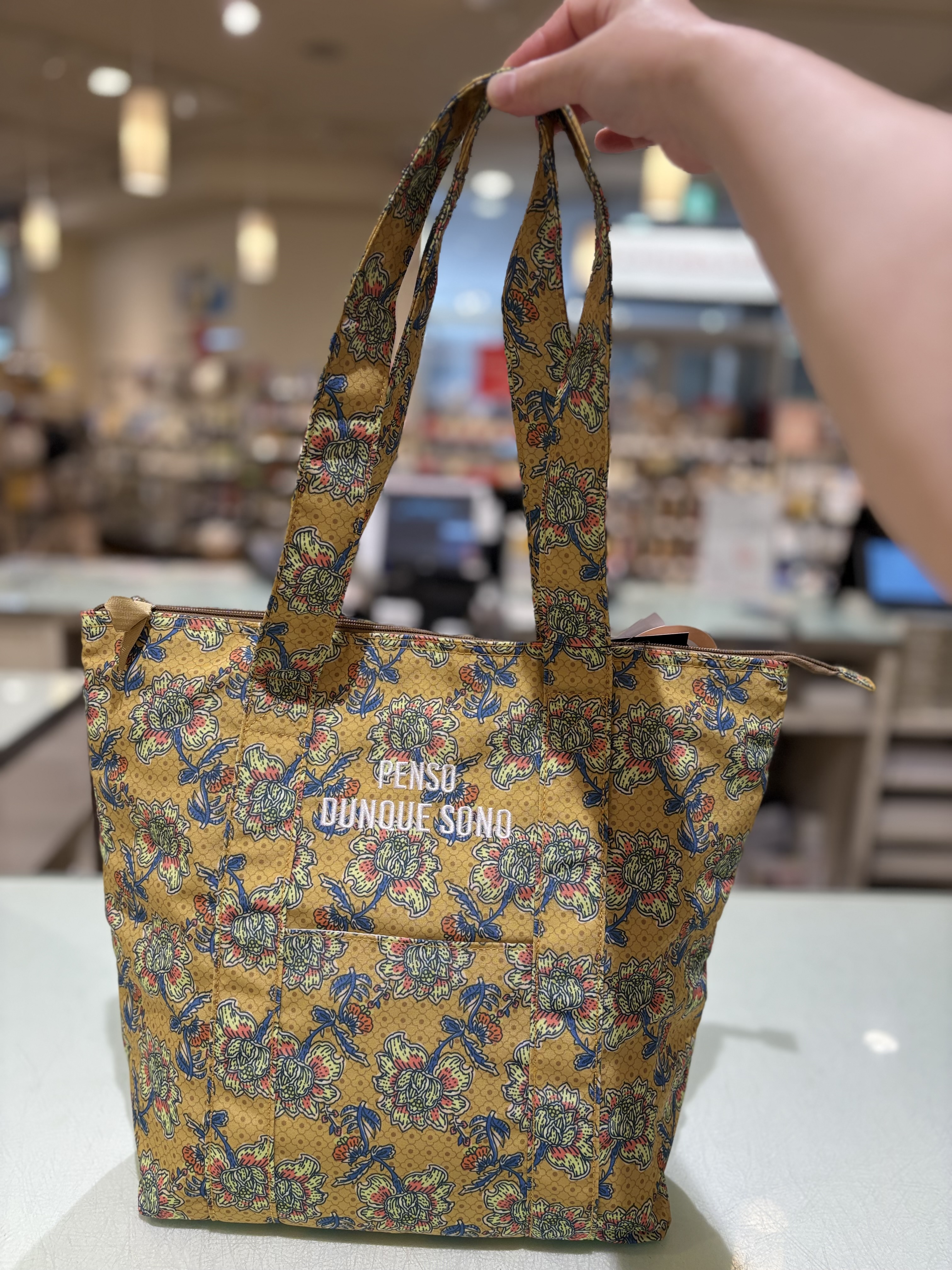 MOLさんの「212 KITCHEN STORE｜ラタプリント保冷トート フラワー YL」を使ったコーディネート