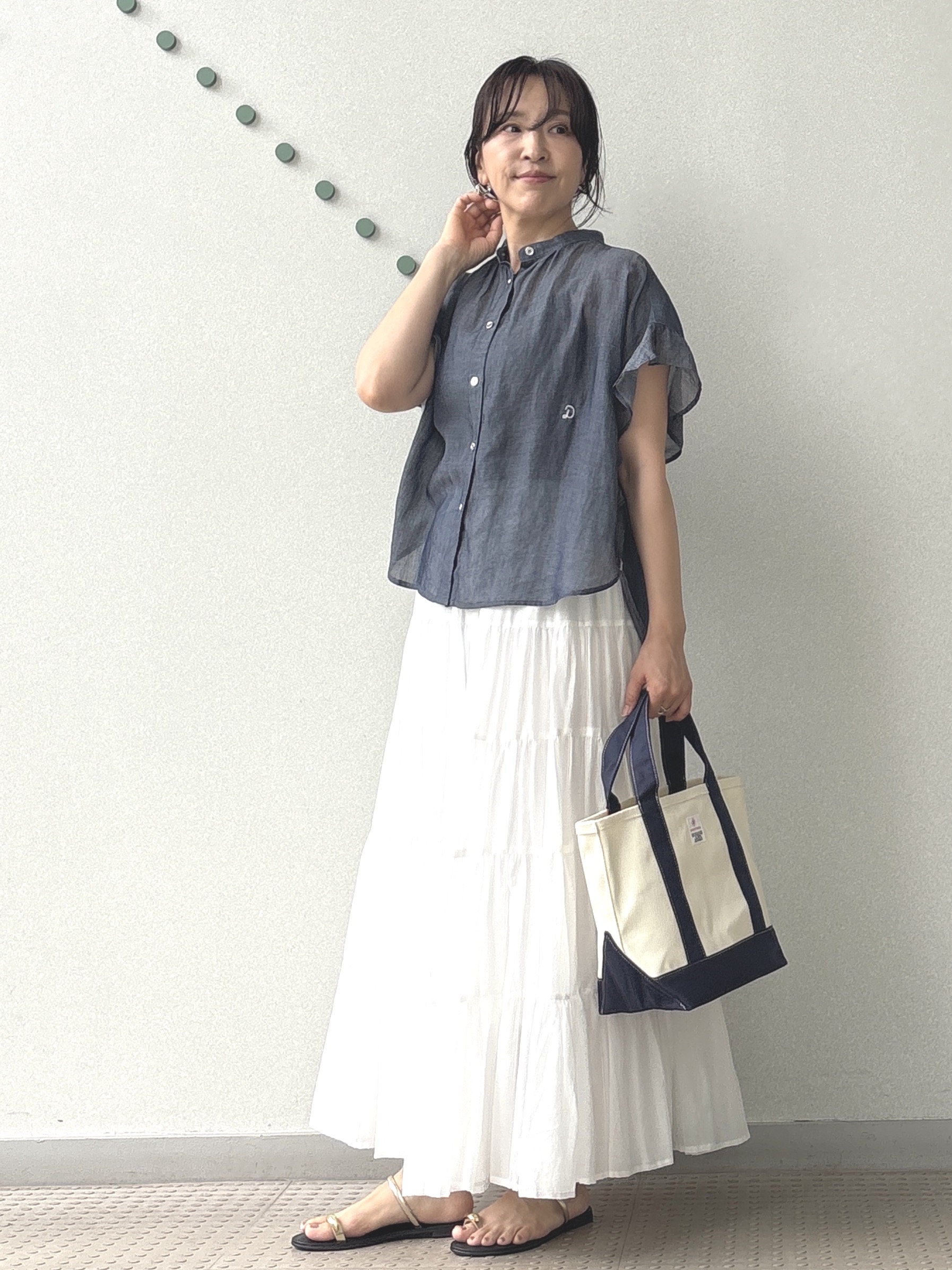 kawamuraさんの「DRESSTERIOR｜【涼しく着映え】シアーデニム バンドカラーブラウス」を使ったコーディネート